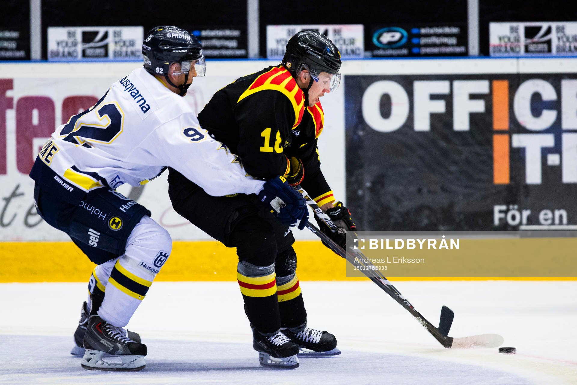 s Teemu Laine i kamp om pucken med Brynäs Anton Rödin