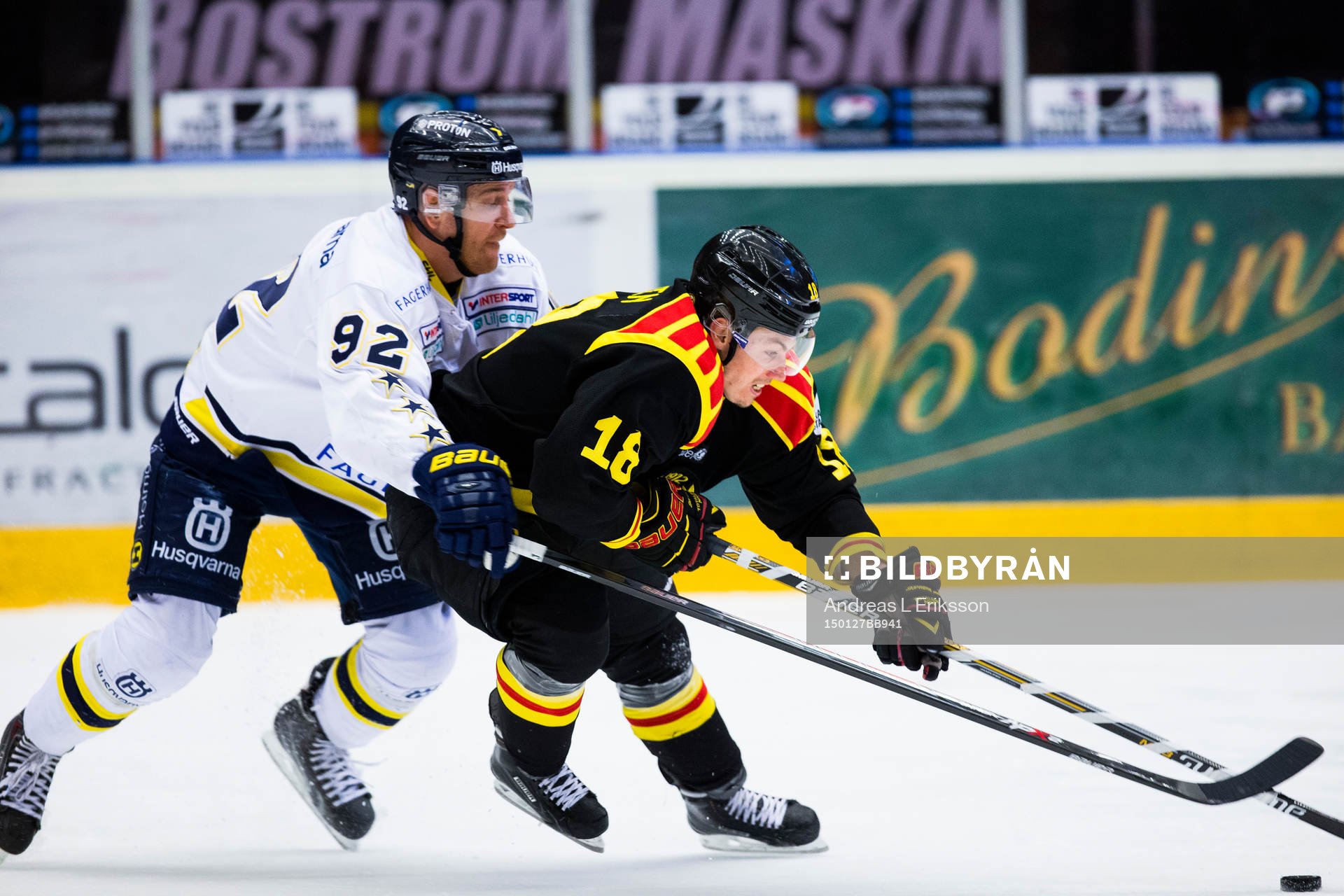 s Teemu Laine i kamp om pucken med Brynäs Anton Rödin