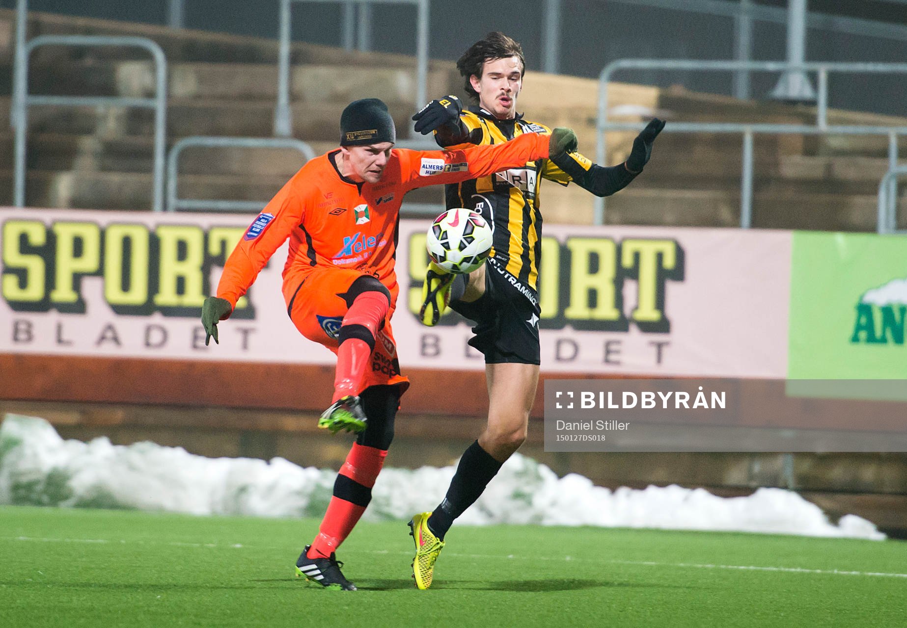 Varbergs Erik Lund i kamp med Häckens Sebastian Ohlsson under träningsmatchen i fotboll mellan Häcken och Varberg den 27 januari 2015 i Göteborg.