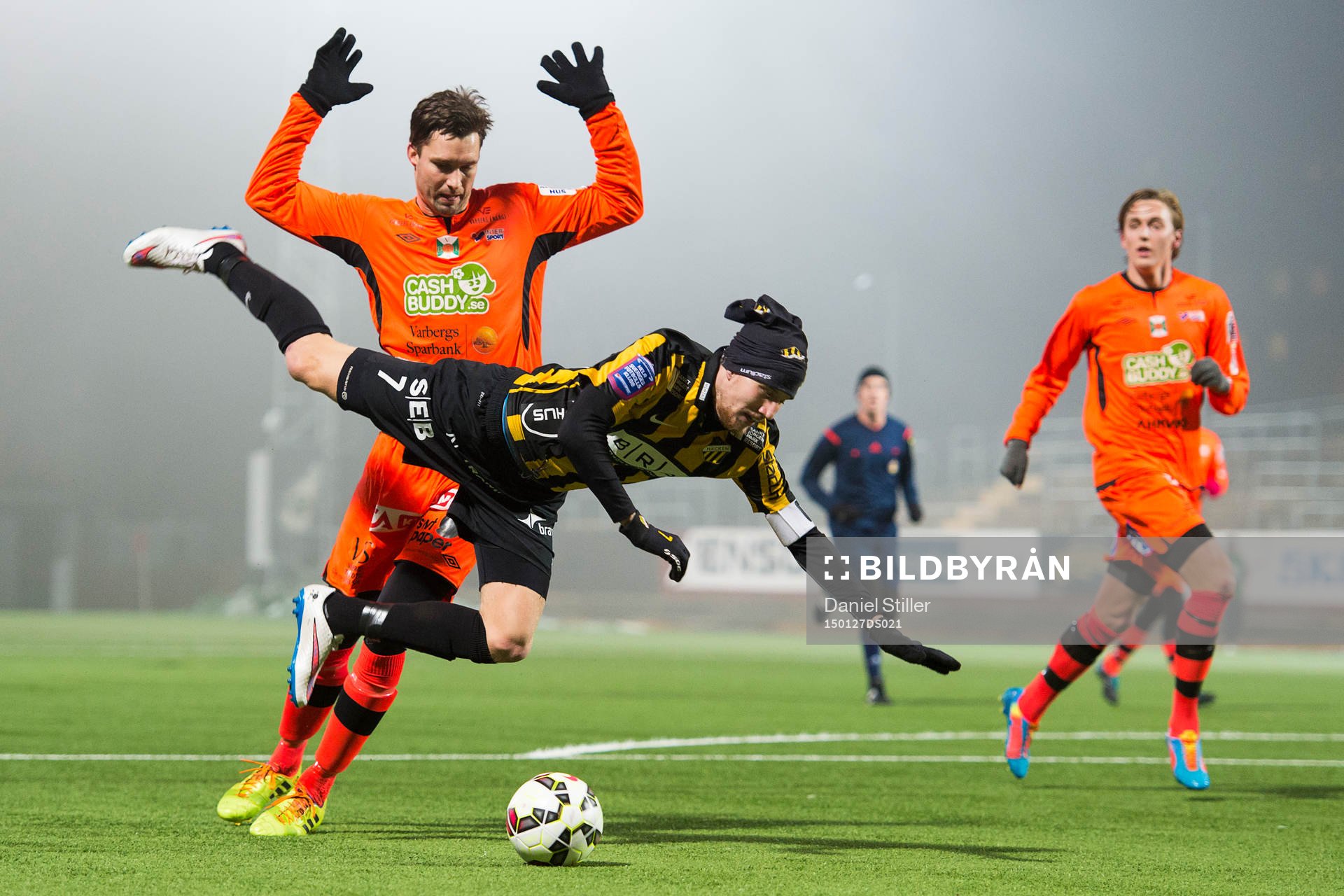 Varbergs Peter Nyström fäller Häckens Simon Gustavsson