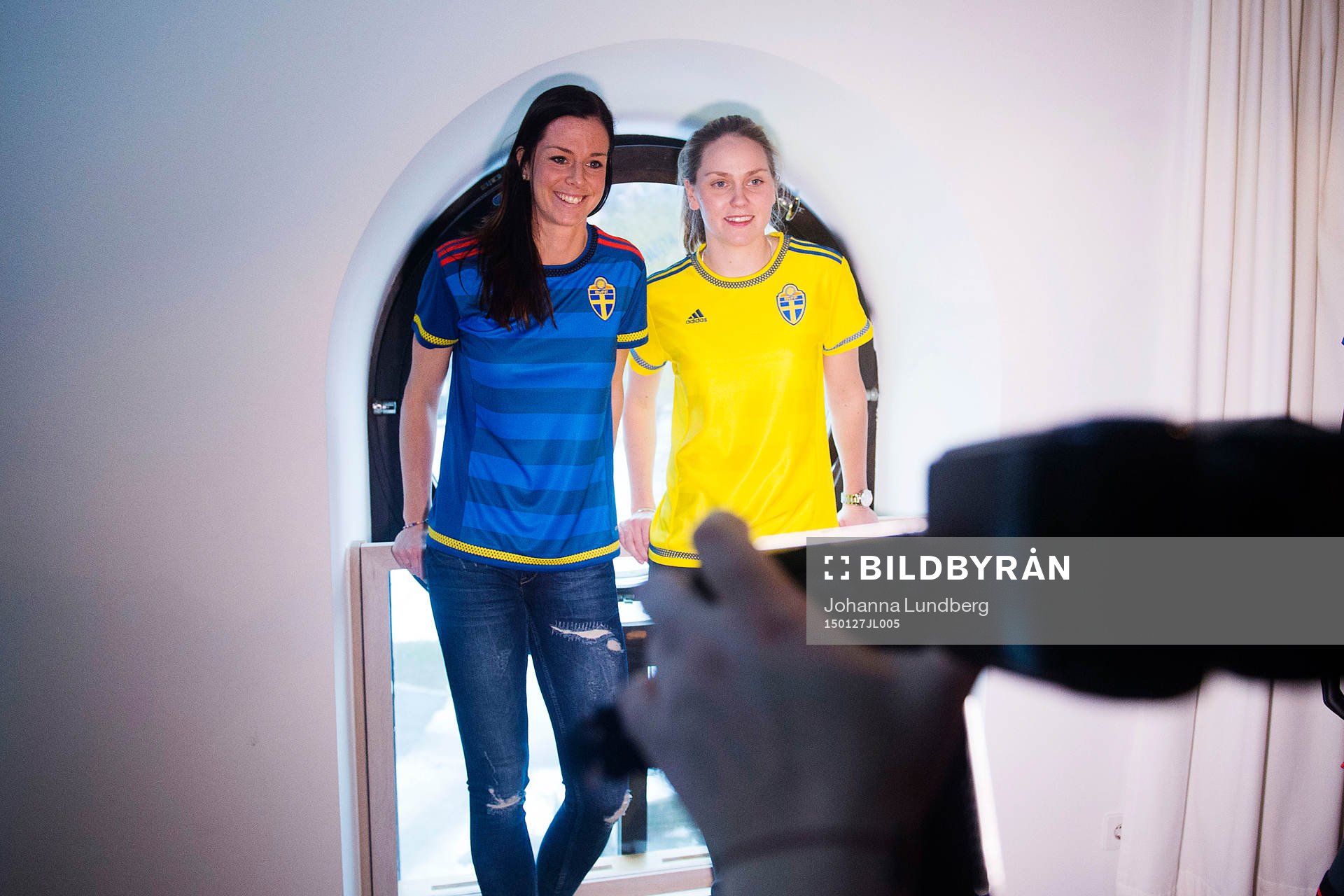 Lotta Schelin och Lisa Dahlkvist blir fotograferade