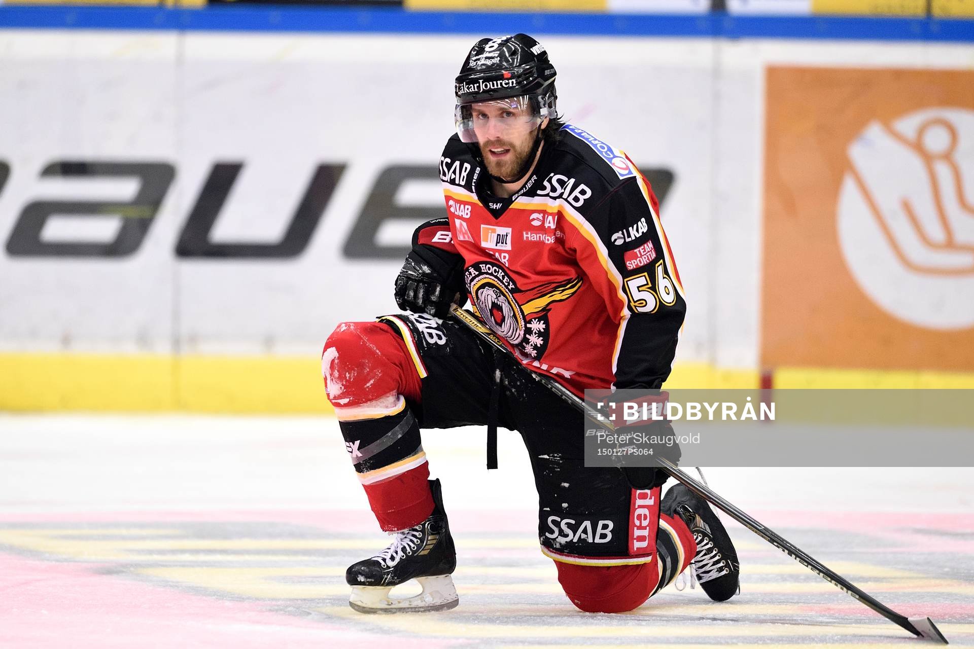 Luleås Jonathan Sigalet knästående på isen