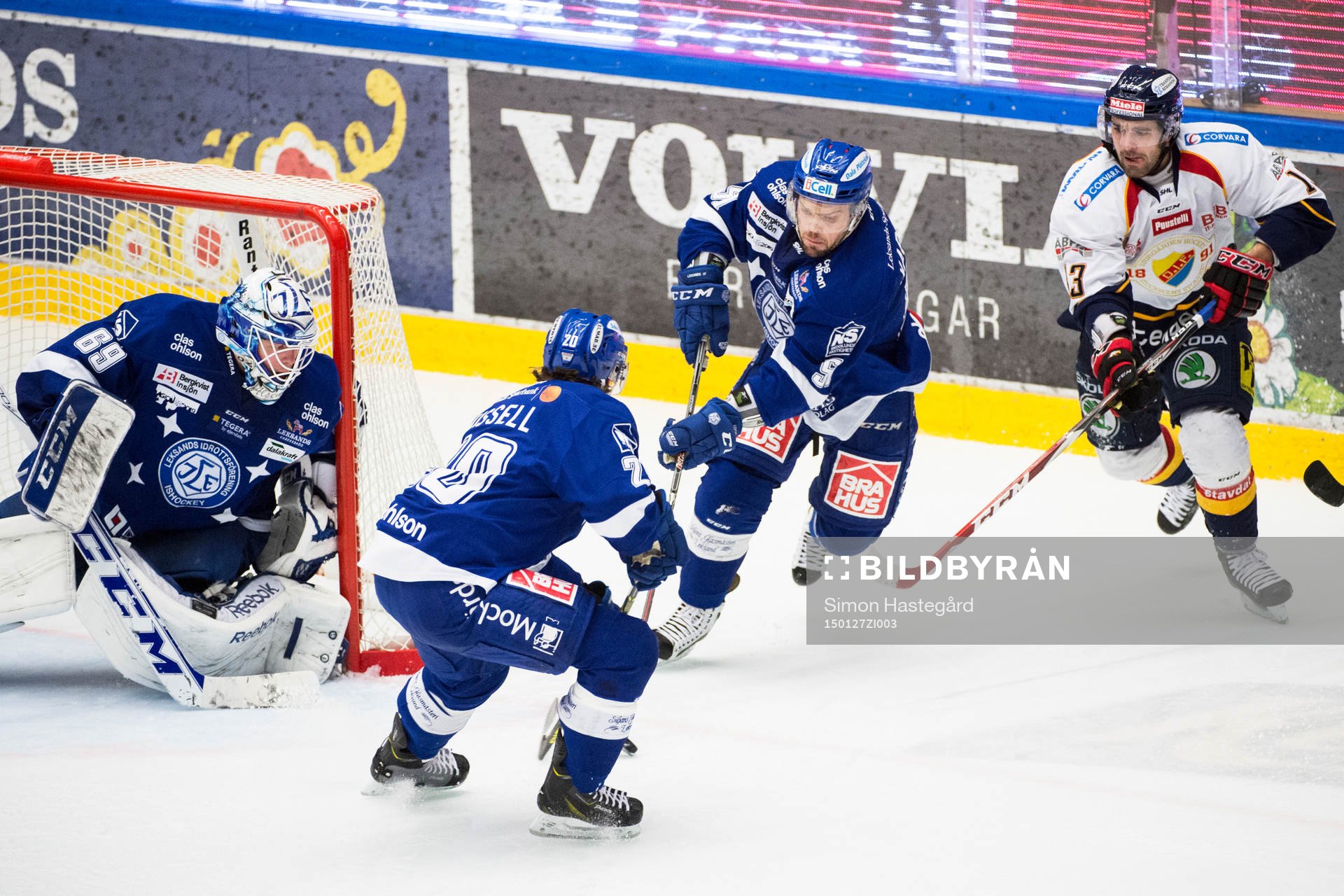 Leksands Kevin Kapstad försöker få bort pucken från