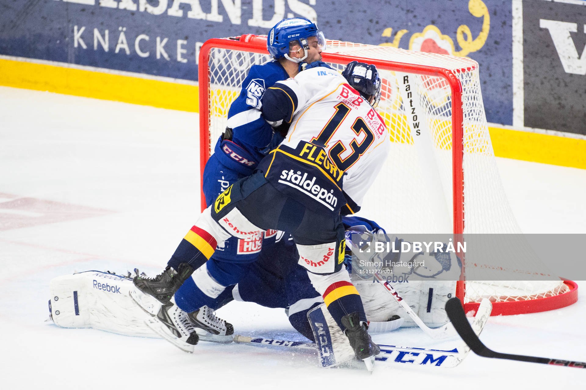Leksands Kevin Kapstad  stöter bort Djurgårdens Damien
