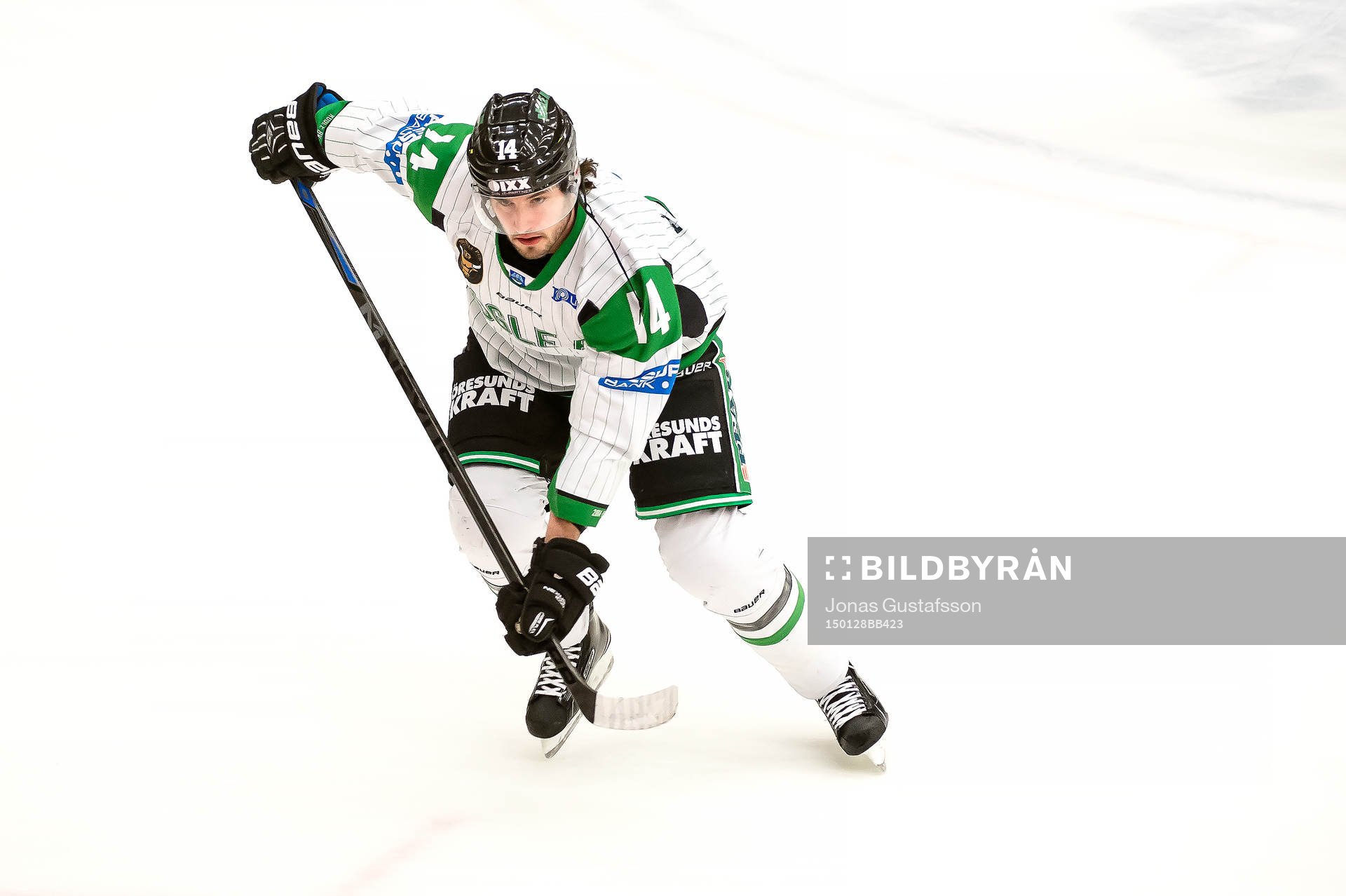 Rögles Jordan Smotherman värmer upp innan ishockeymatchen
