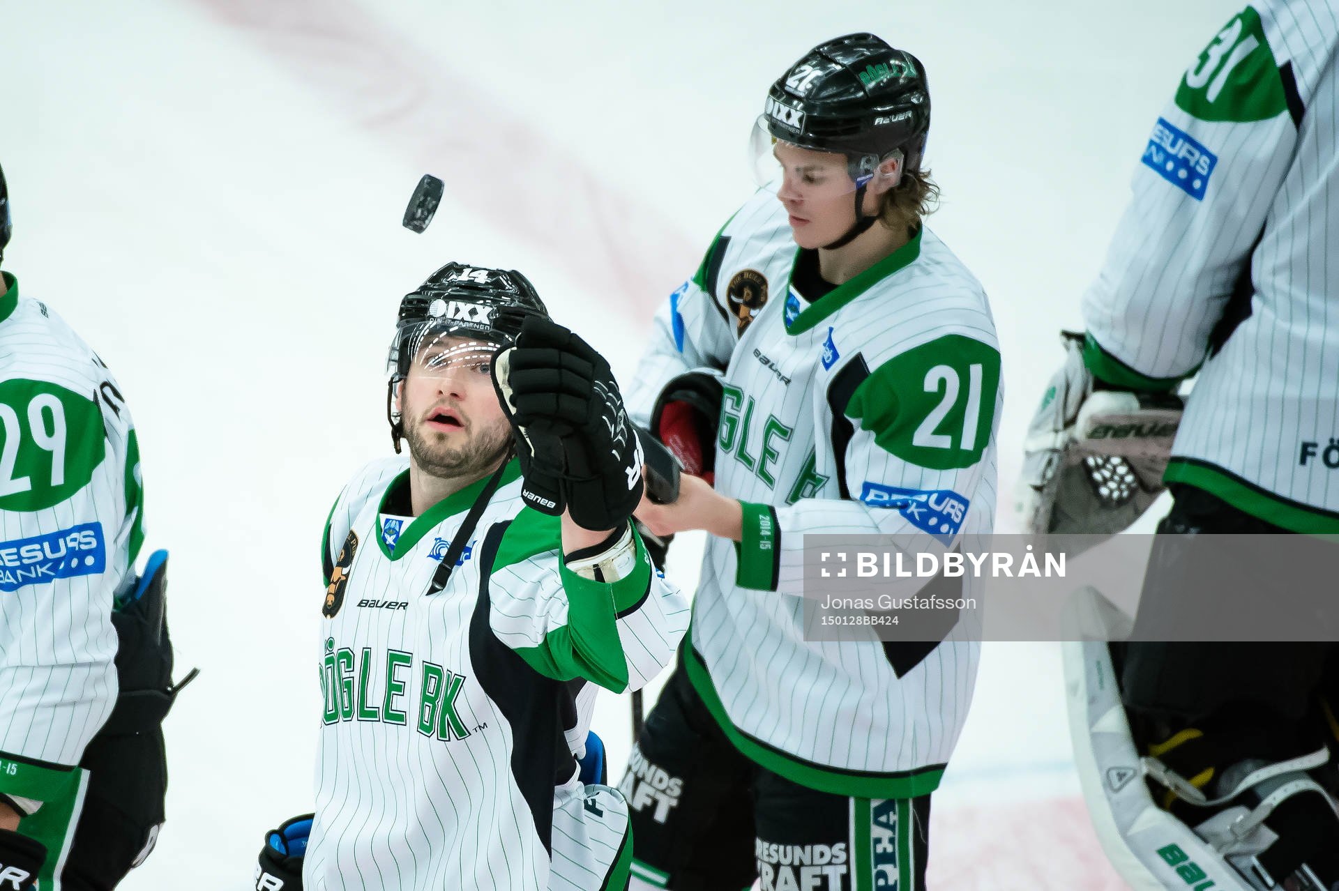 Rögles Jordan Smotherman värmer upp innan ishockeymatchen