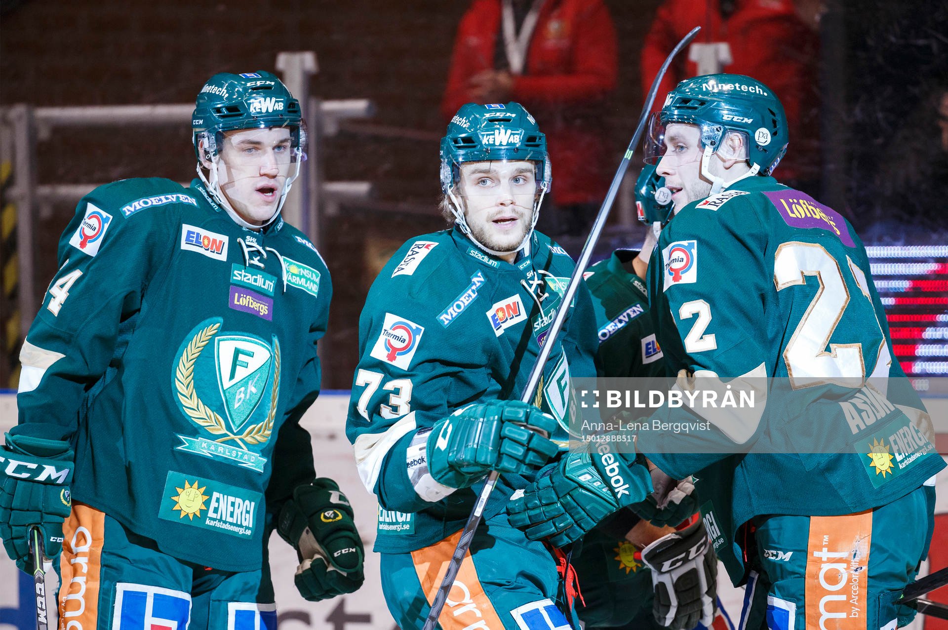 Färjestads Per Åslund (h) gör mål 1-0 och firar med