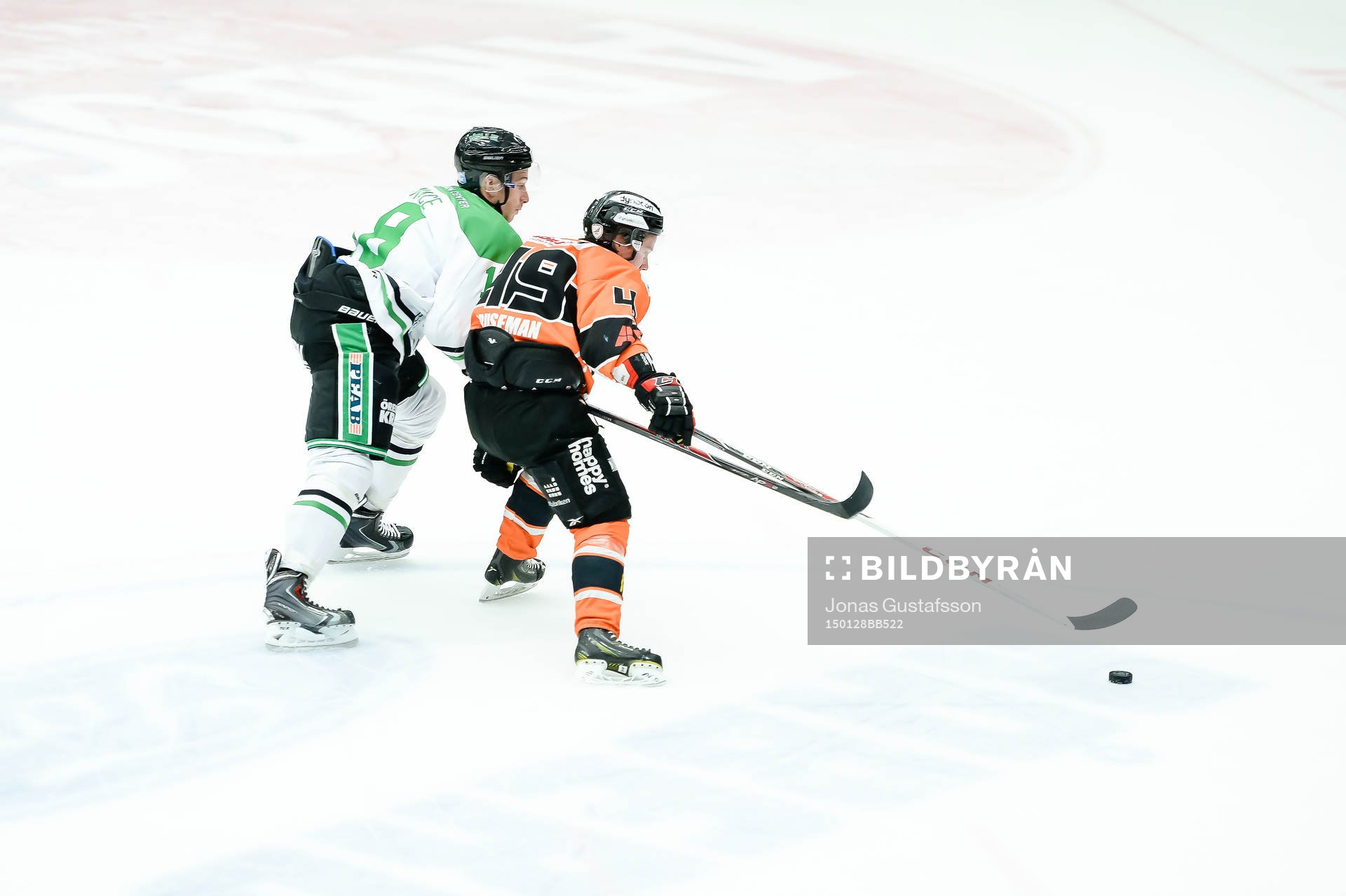 Karlskronas Filip Cruseman jagas av Rögles Sebastian
