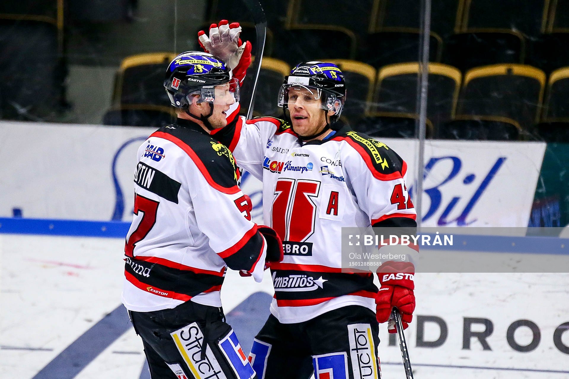Örebros Brian Willsie och Filip Bergmark jublar