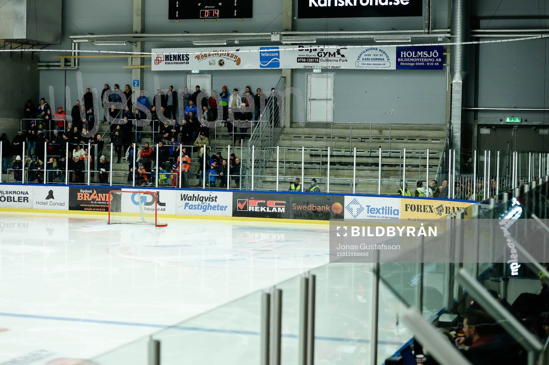 Rögles supportrar lämnar läktaren i en protest mot shl