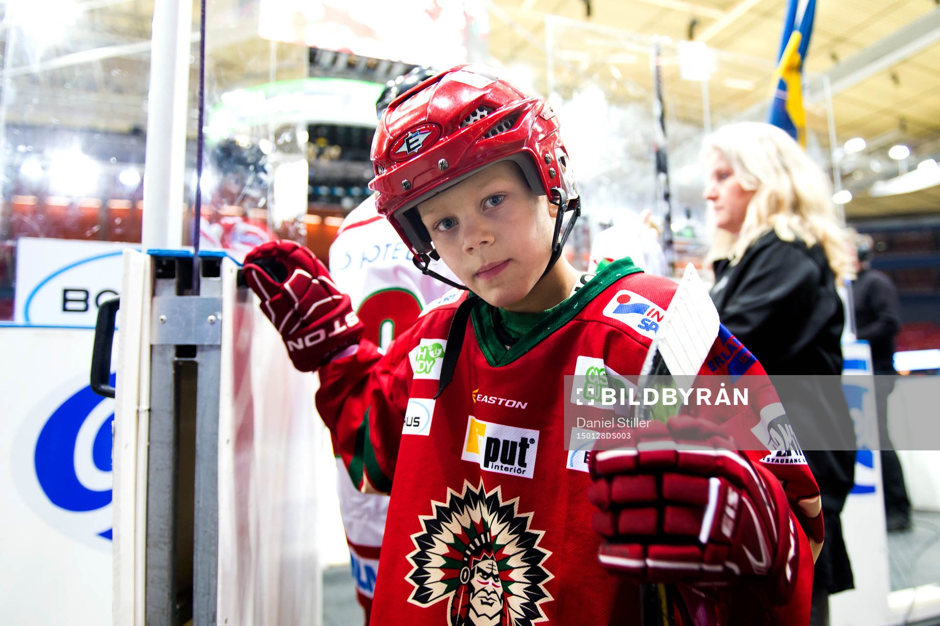 Ung Frölundaspelare innan ishockeymatchen i SHL mellan