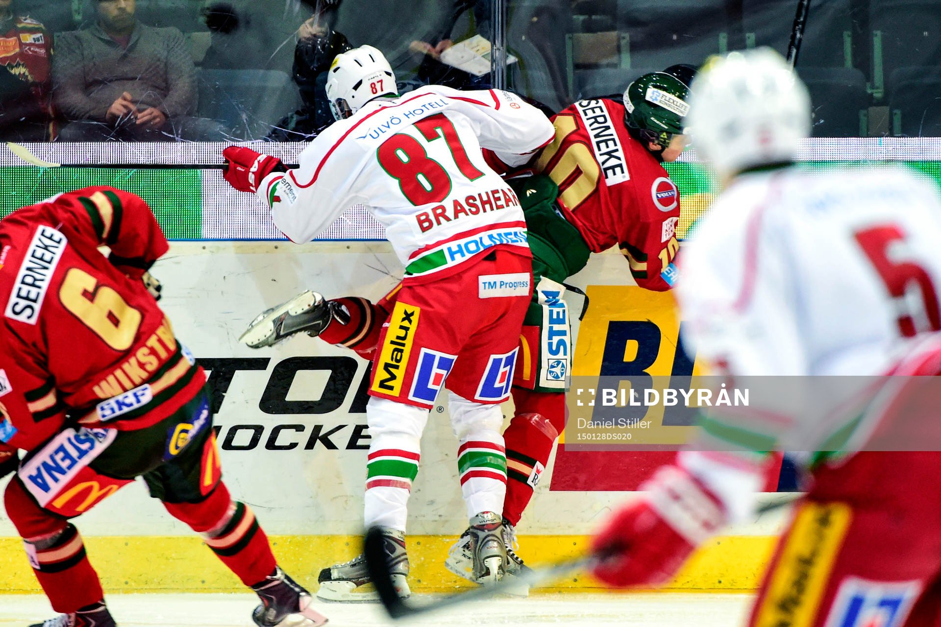 Modos Donald Brashear trycker till Frölundas Mattias