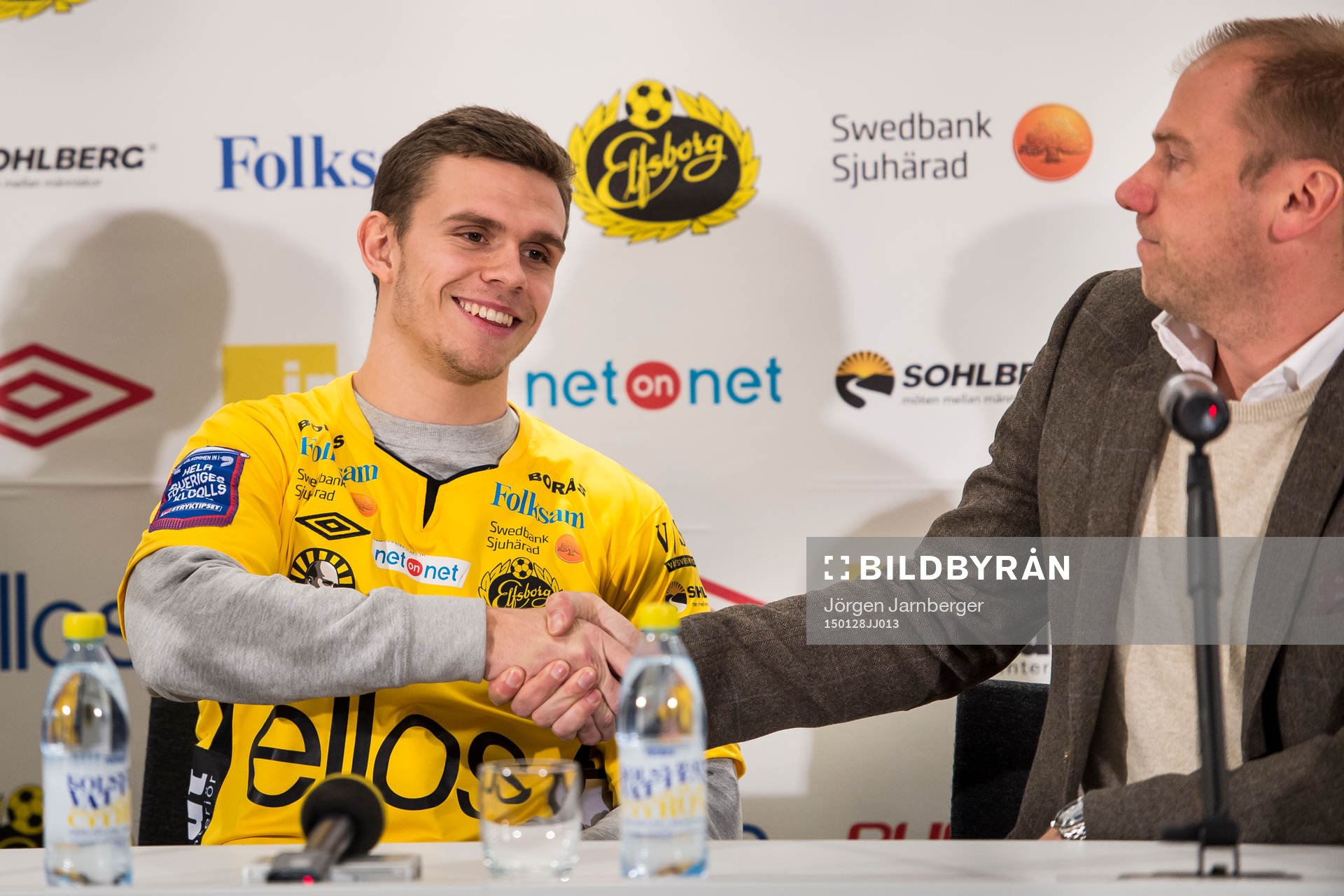 Elfsborgs nyförvärv Jesper Manns hälsas välkommen av manager Magnus Haglund under Elfsborgs presskonferens den 28 januari 2015 i BORÅS.