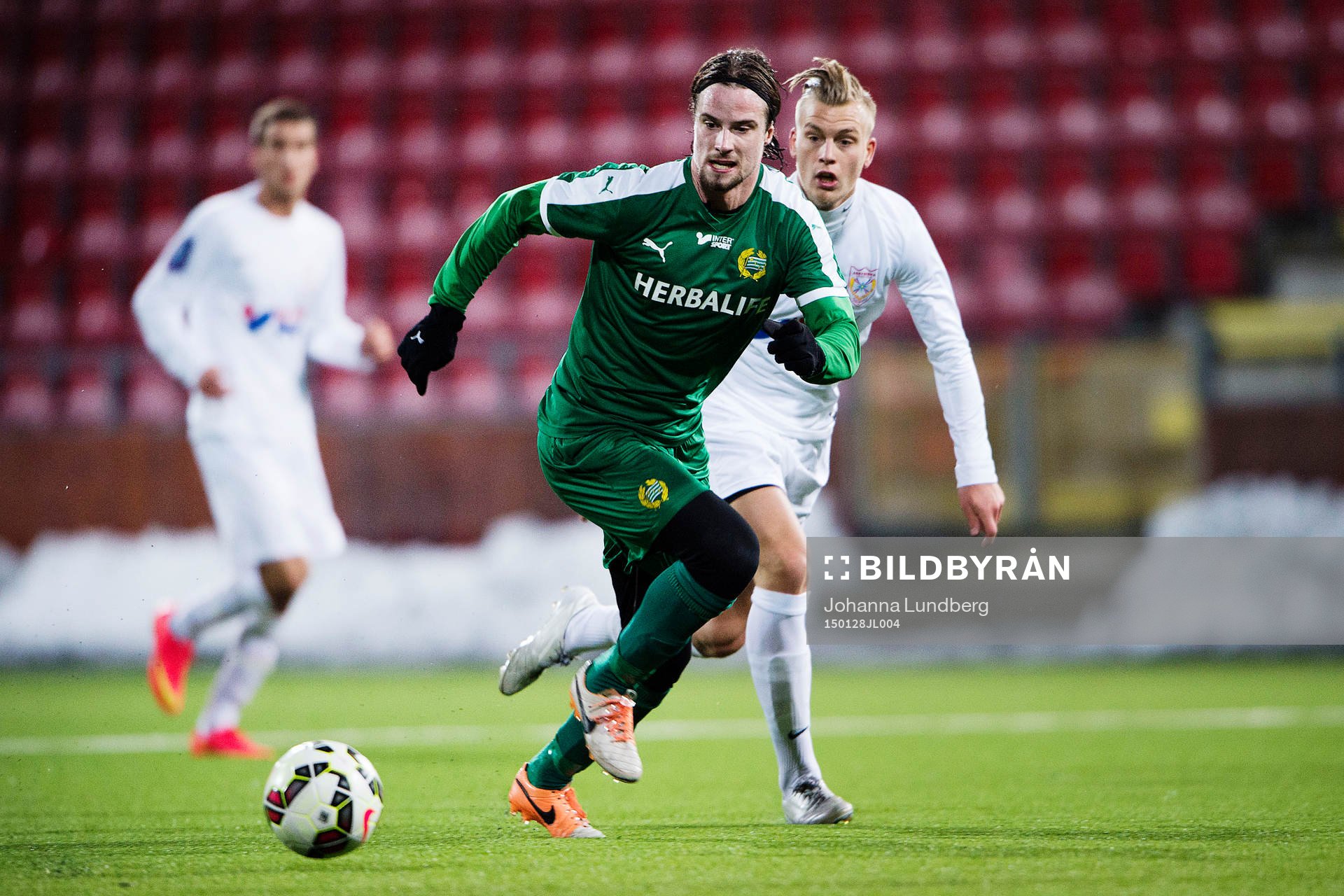 Hammarbys Linus Hallenius och Assyriskas Jens Jacobsson under träningsmatchen i fotboll mellan Assyriska och Hammarby den 28 april 2015 i Södertälje.