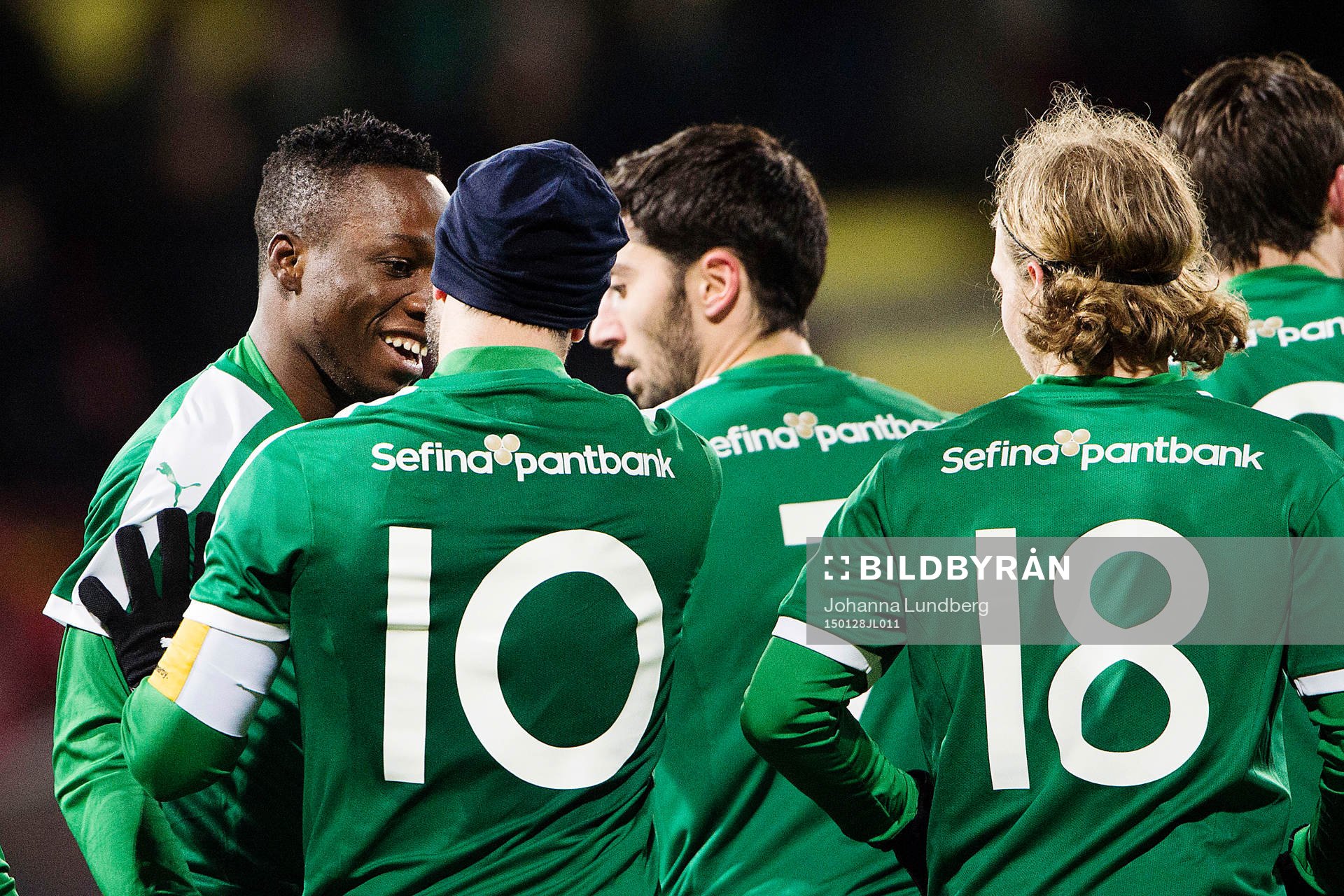 Hammarbys spelare med Amadaiya Rennie (tv) jublar