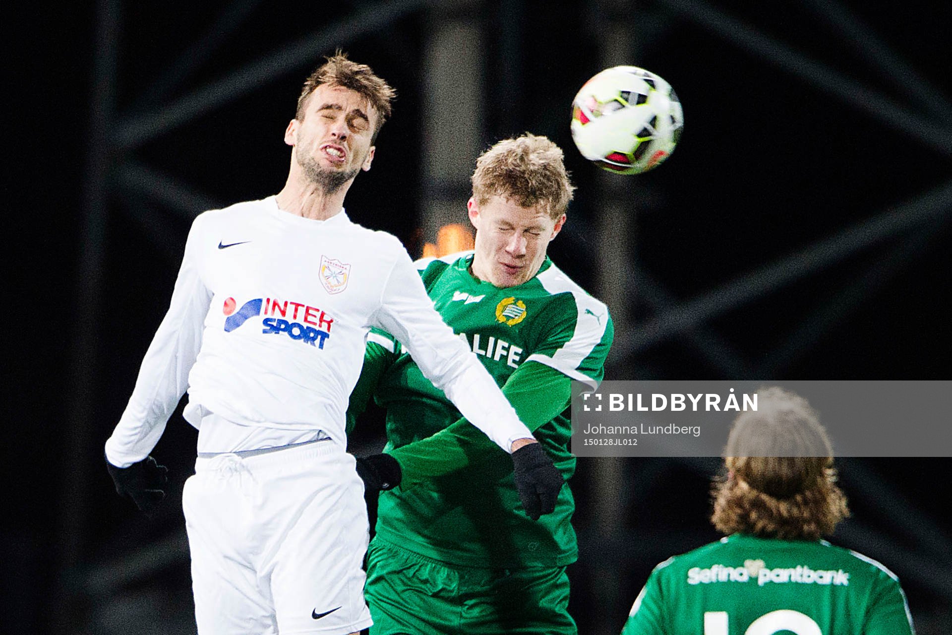 Assyriskas Mustafa Nukic och Hammarbys Lars Saetra i en