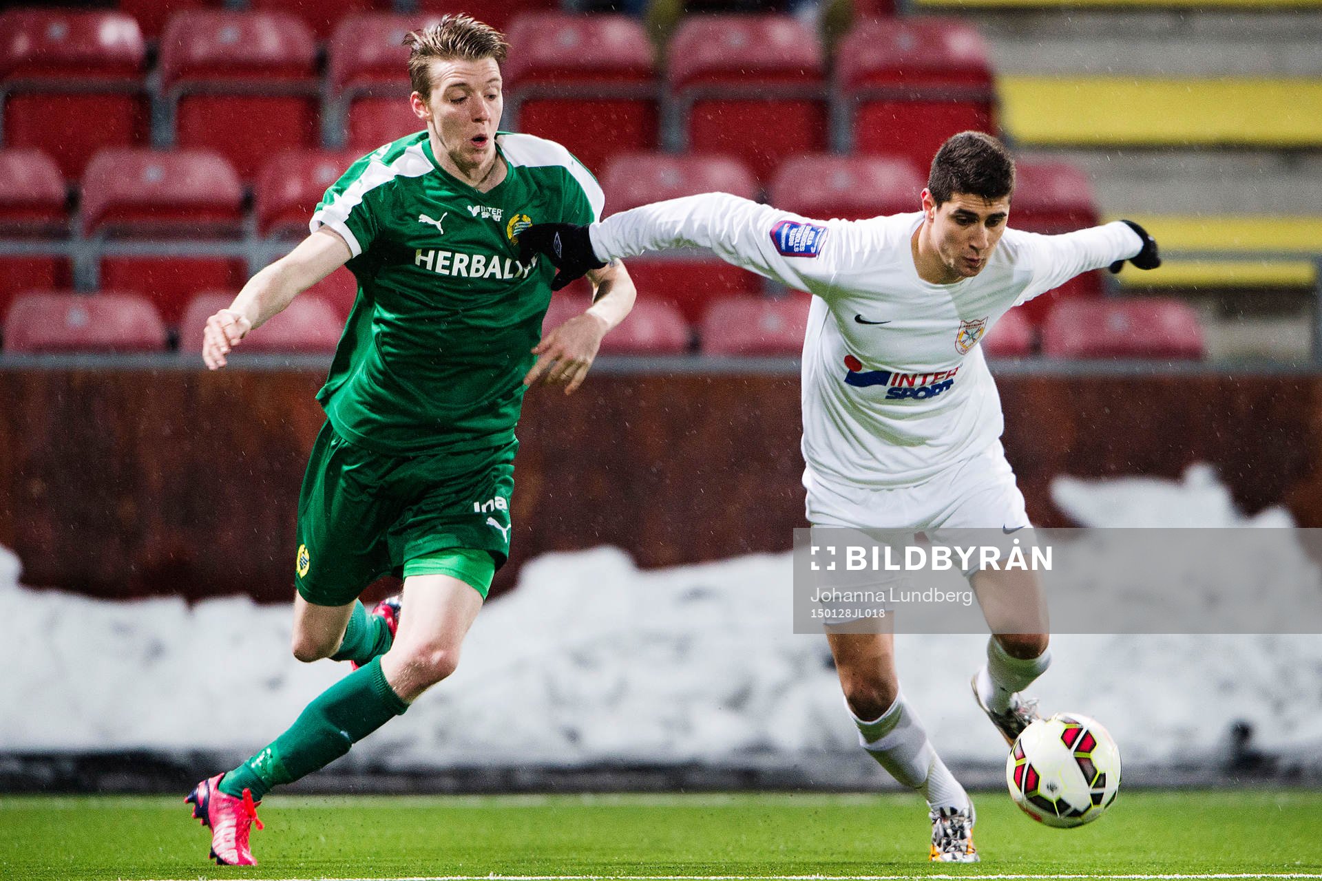 Hammarbys Birkir Saevarsson och Assyriskas Filip Korkes