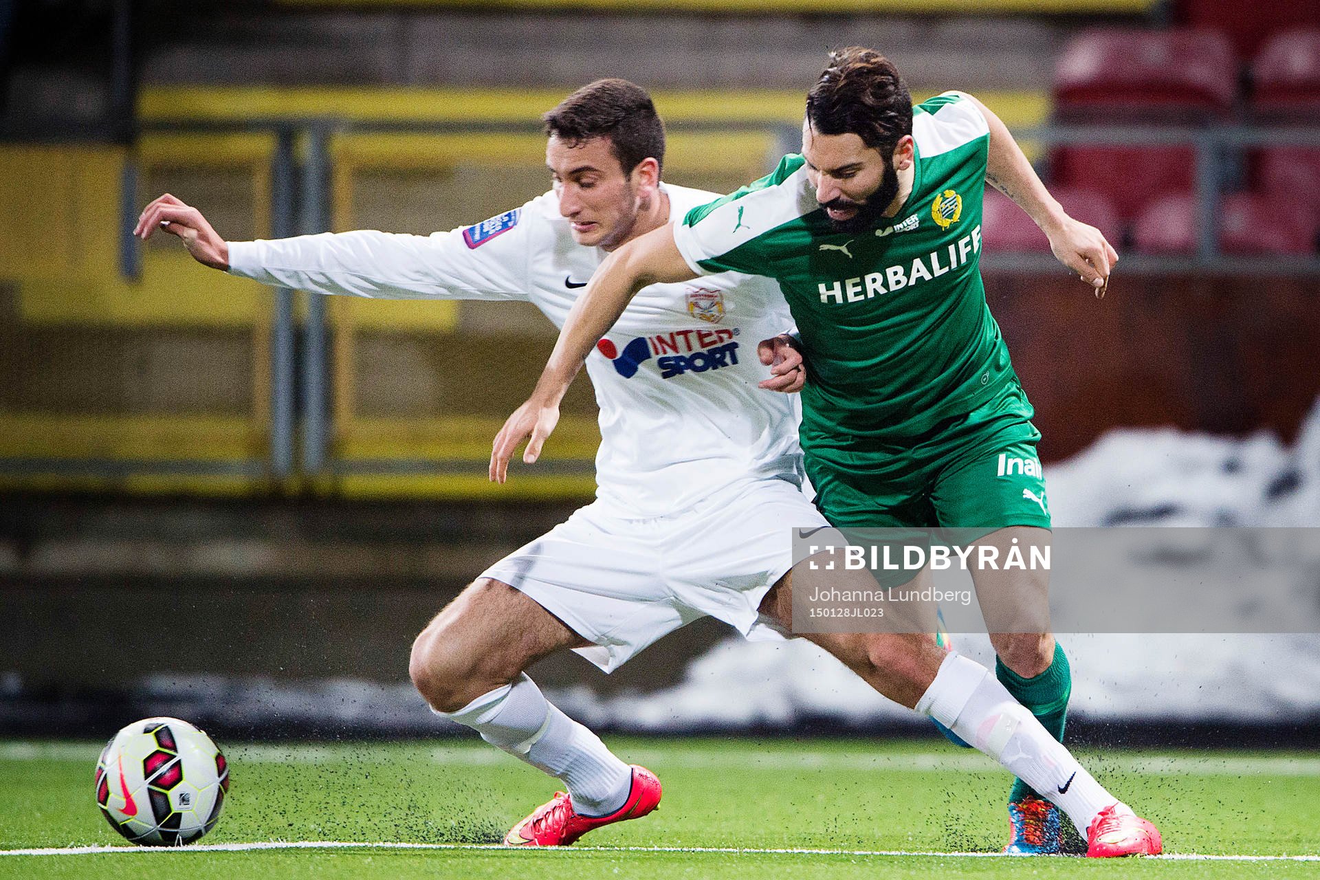 Assyriskas Charbel Ceylan och Hammarbys Stefan Batan under träningsmatchen i fotboll mellan Assyriska och Hammarby den 28 april 2015 i Södertälje.