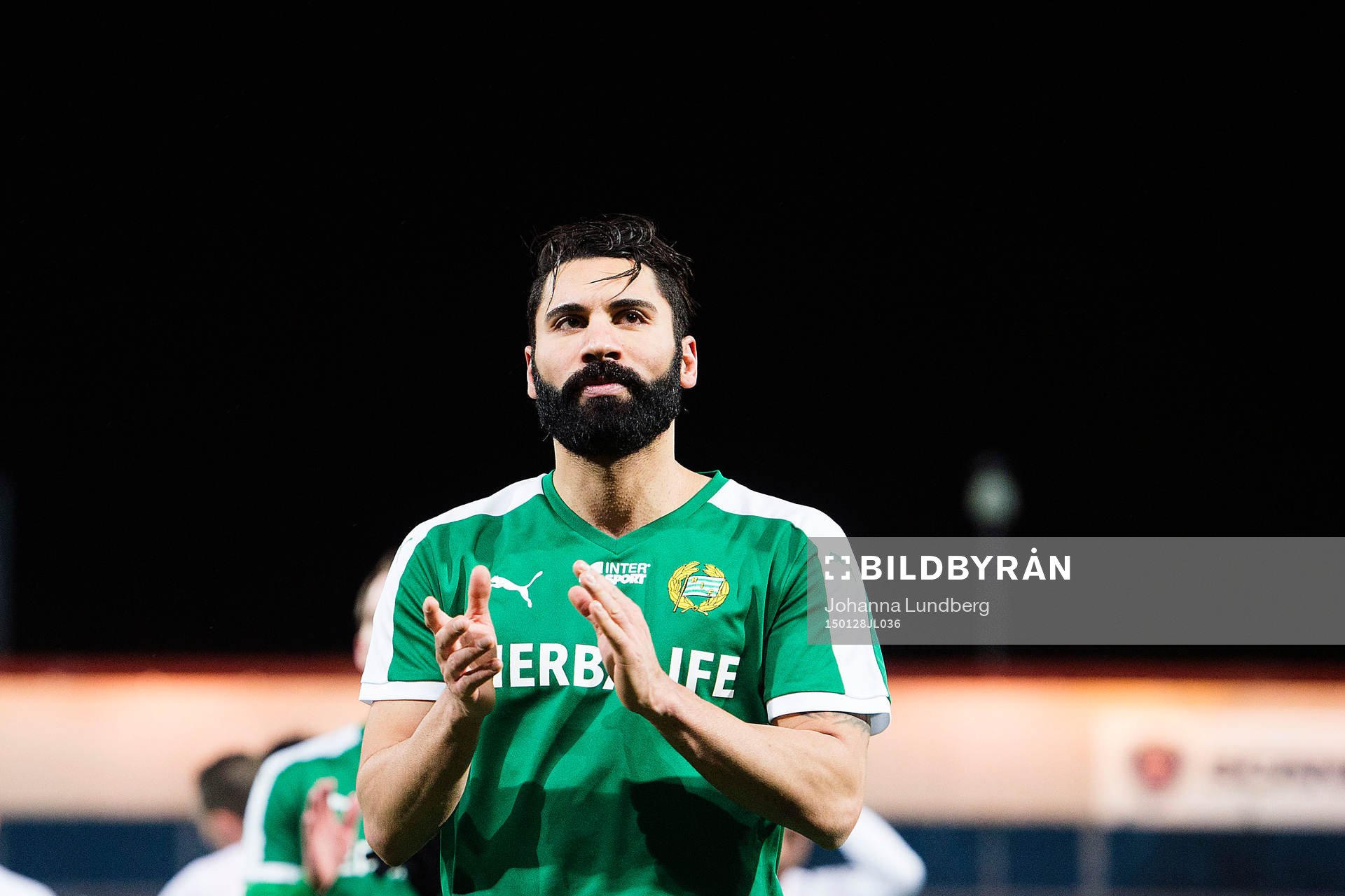Hammarbys Stefan Batan tackar publiken efter träningsmatchen i fotboll mellan Assyriska och Hammarby den 28 april 2015 i Södertälje.
