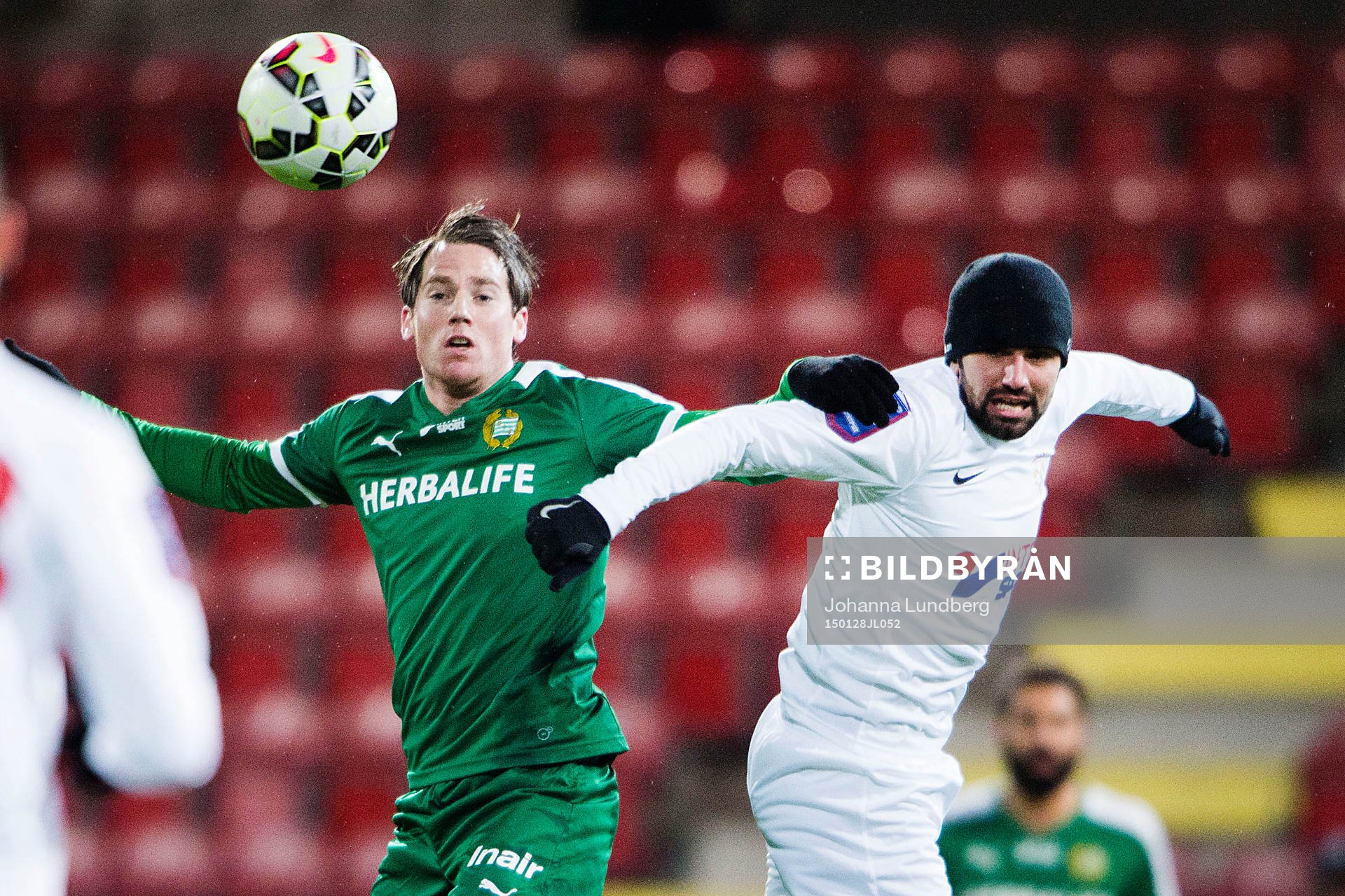 Hammarbys Johan Persson och Assyriskas Alexander Nilsson under träningsmatchen i fotboll mellan Assyriska och Hammarby den 28 april 2015 i Södertälje.