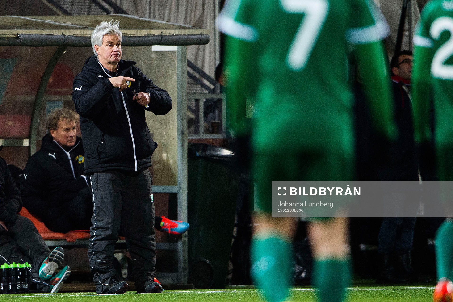 Hammarbys tränare Nanne Bergstrand signalerar för byte