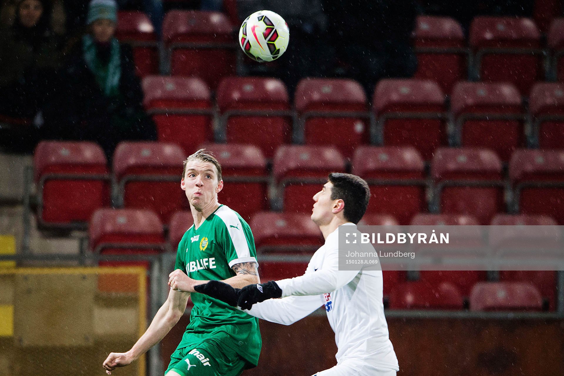 Hammarbys Birkir Saevarsson och Assyriskas Filip Korkes
