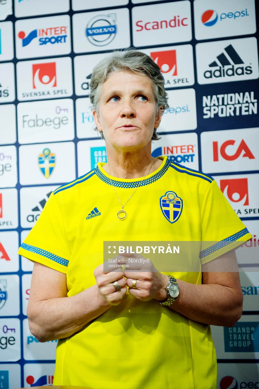 Sveriges förbundskapten Pia Sundhage presenterar truppen inför landskampen mot Finland under en presskonferens den 29 januari 2015 i Stockholm.