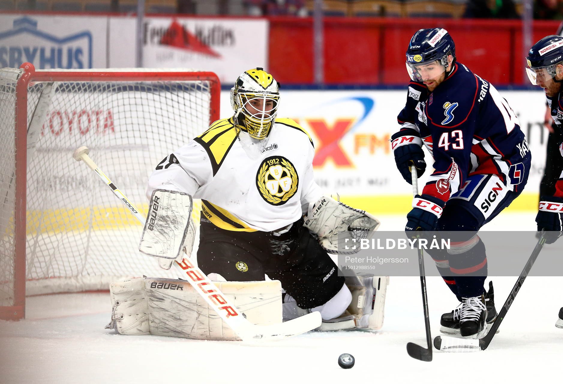 Linköpings Nichlas Hardt och <Brynäs målvakt Bernhard