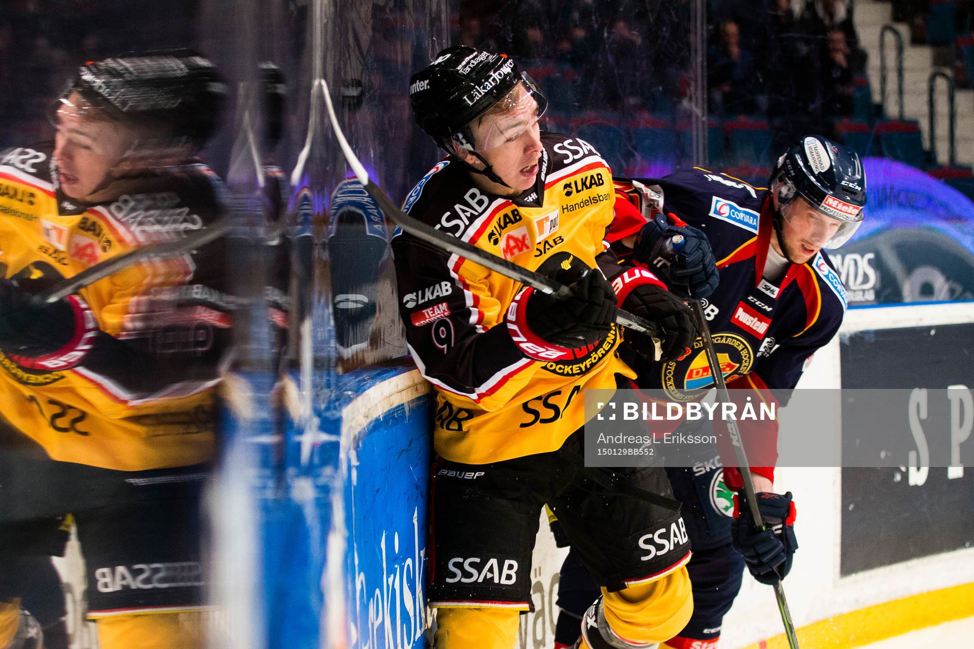 Luleås Johan Forsberg bjuds på en tryckare av