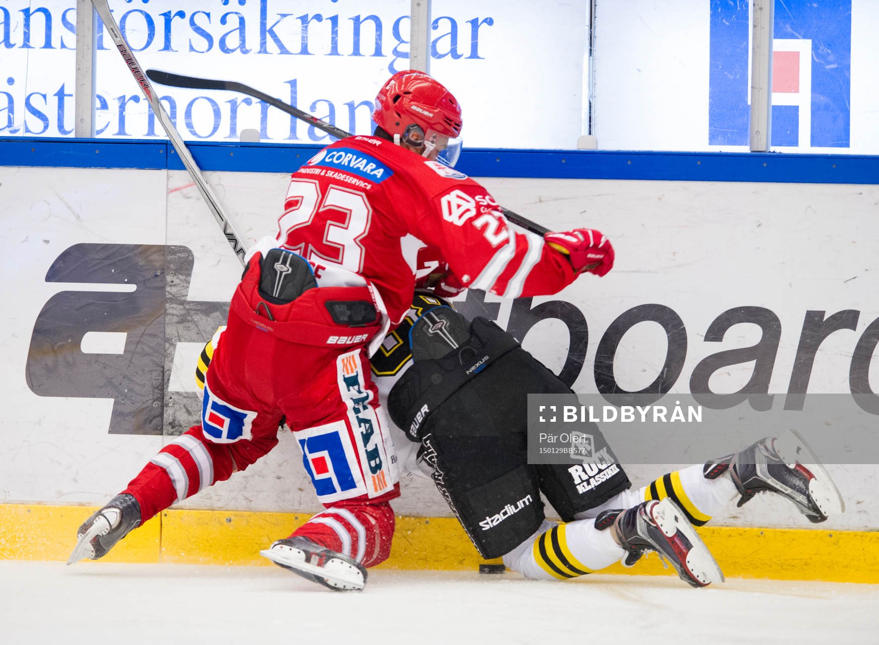 s Oliver Kylington in i sargen som resulterar i mathstraff