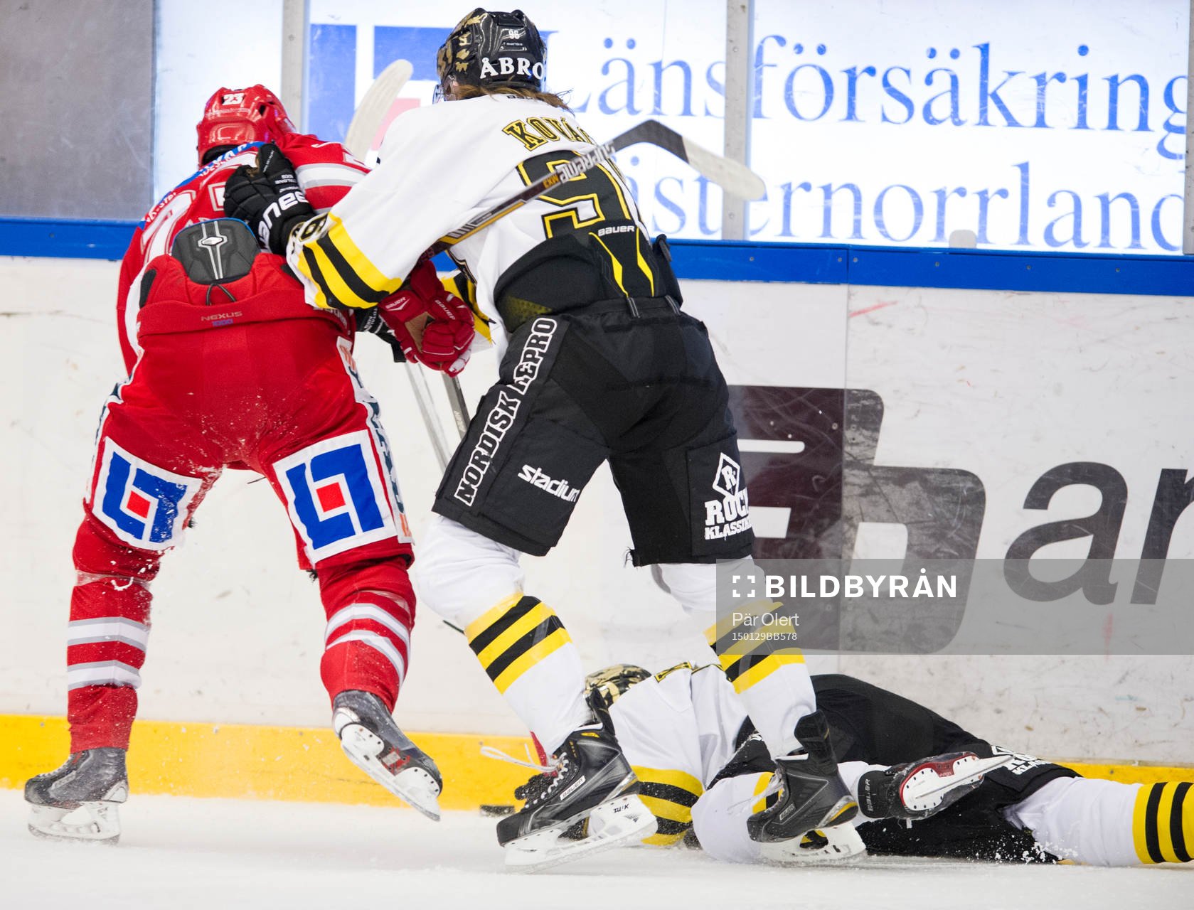 s Oliver Kylington in i sargen som resulterar i
