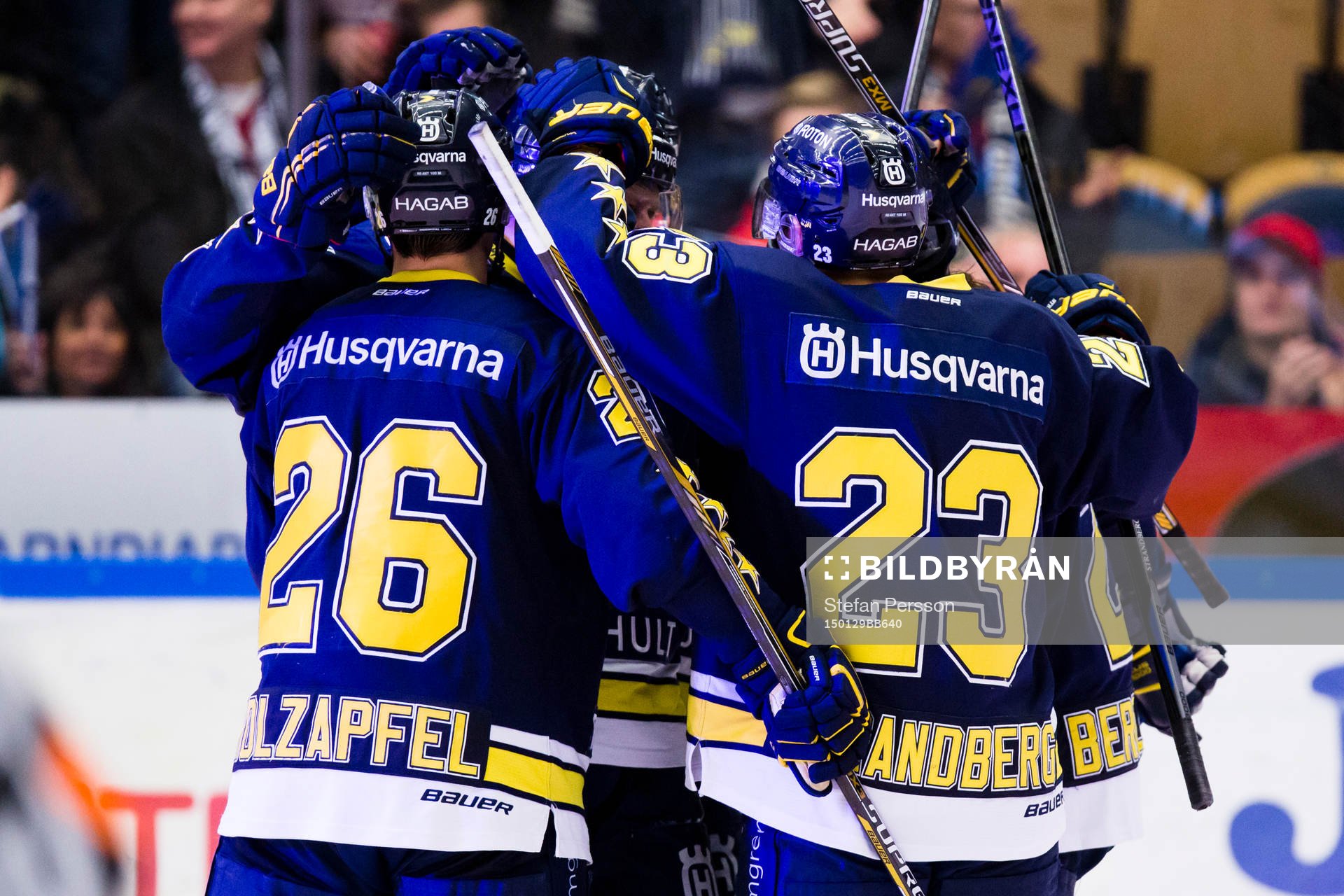 s Riley Holzapfel och Sebastian Strandberg jublar