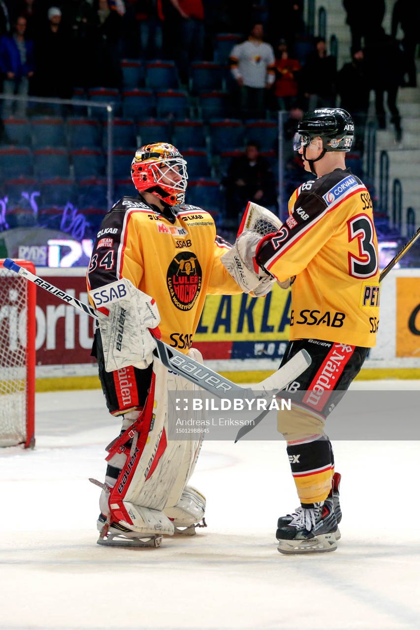 Luleås målvakt Joel Lassinantti och Lennart Petrell jublar