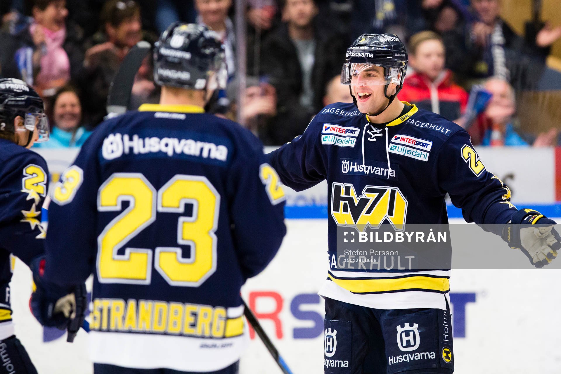 s Sebastian Strandberg och Riley Holzapfel jublar