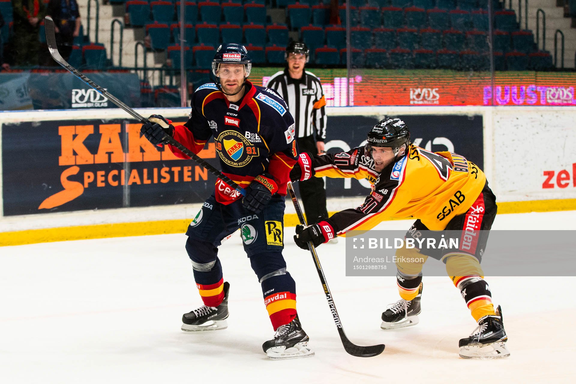 Djurgårdens Marcus Nilson får ett rapp av Luleås Chad