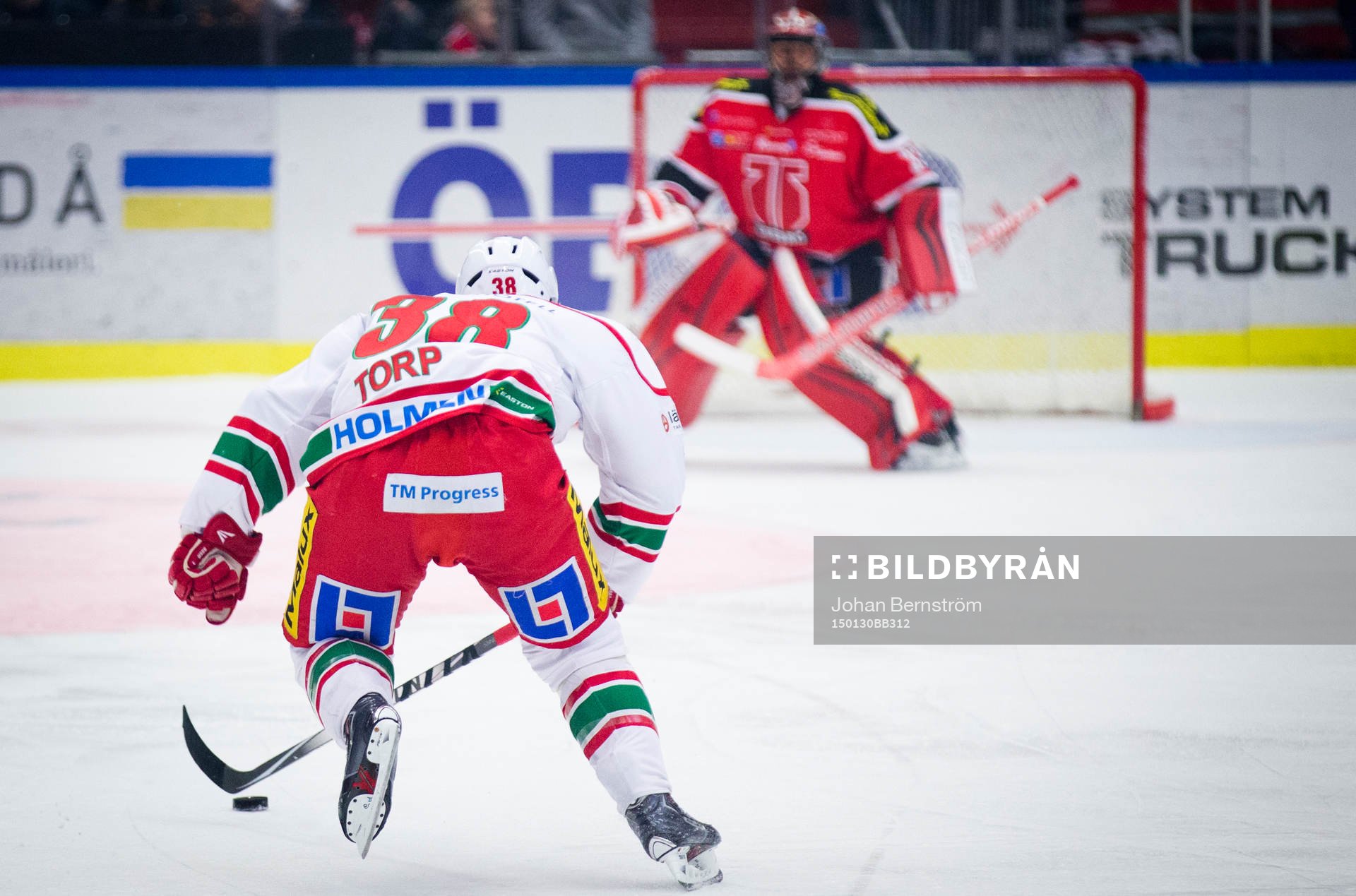 Modos Nichlas Torp fri mot Örebros målvakt Julius Hudacek