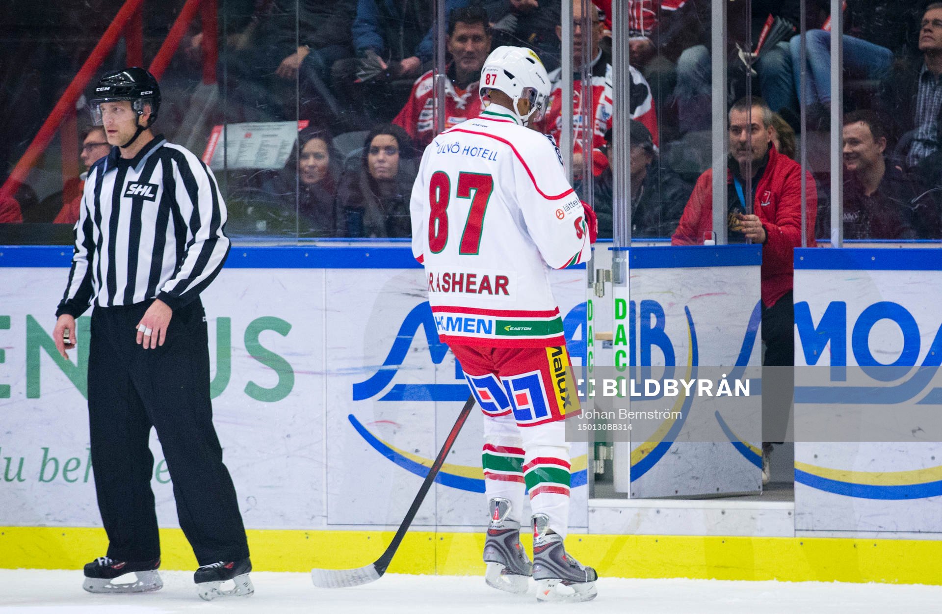 Modos Donald Brashear åker mot utvisningsbåset och deppar