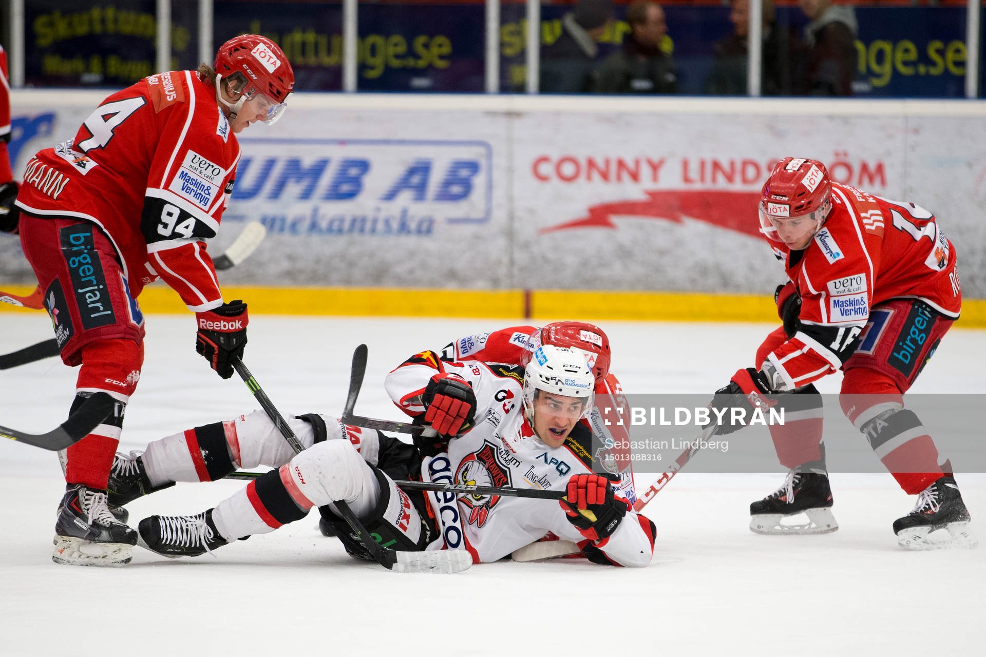 Malmös Nils Andersson och Almtunas Michael Haga liggande