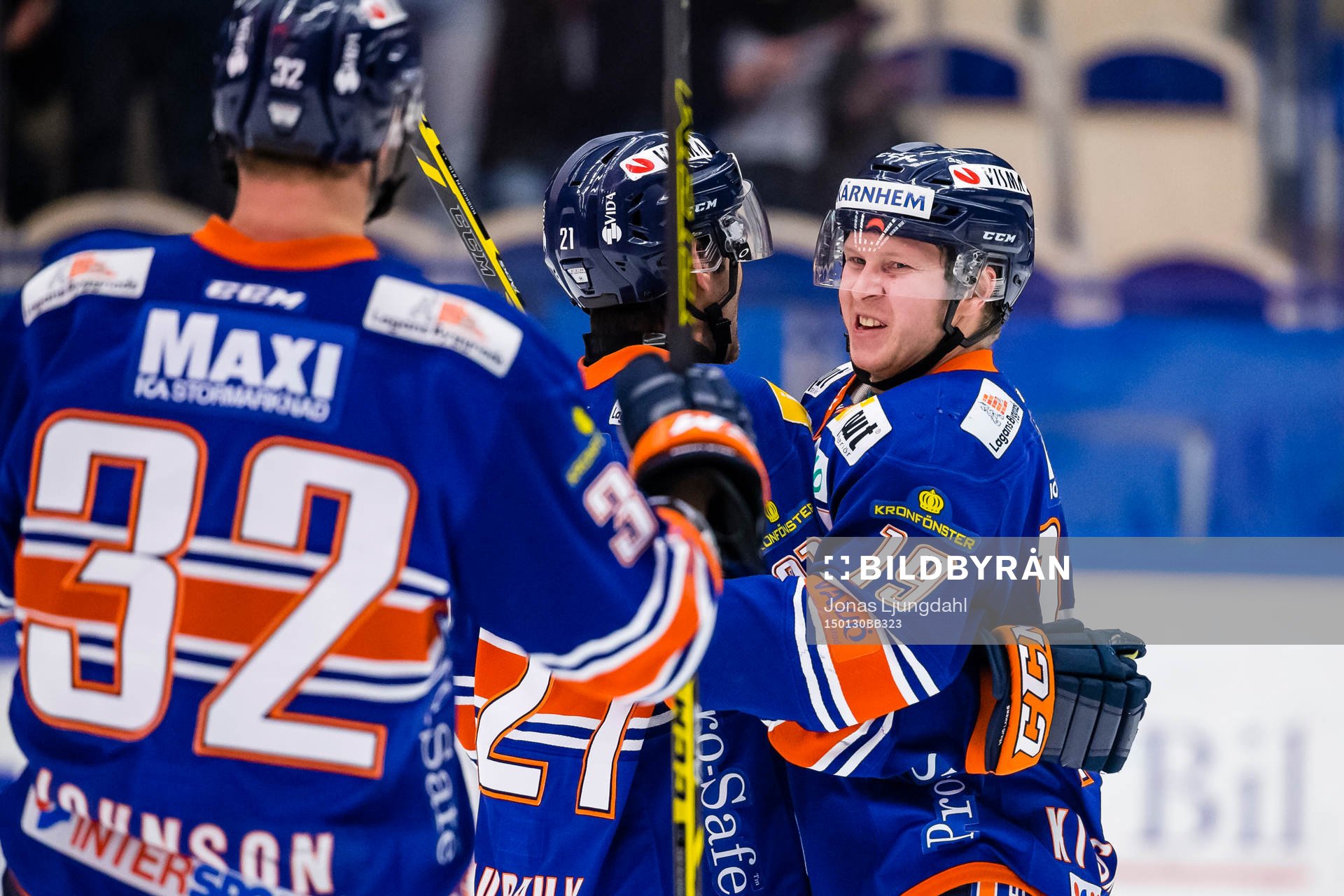 Växjös Cory Murphy blir firad av Tuomas Kiiskinen