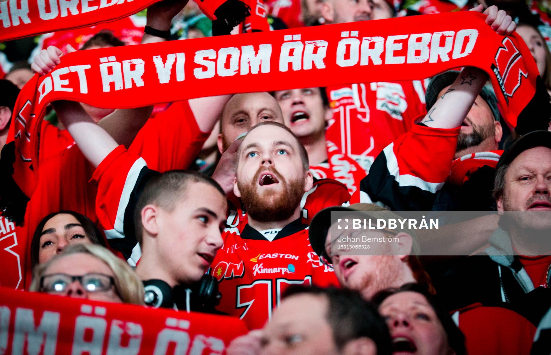Örebro supporter med halsduk med texten Det är vi som är