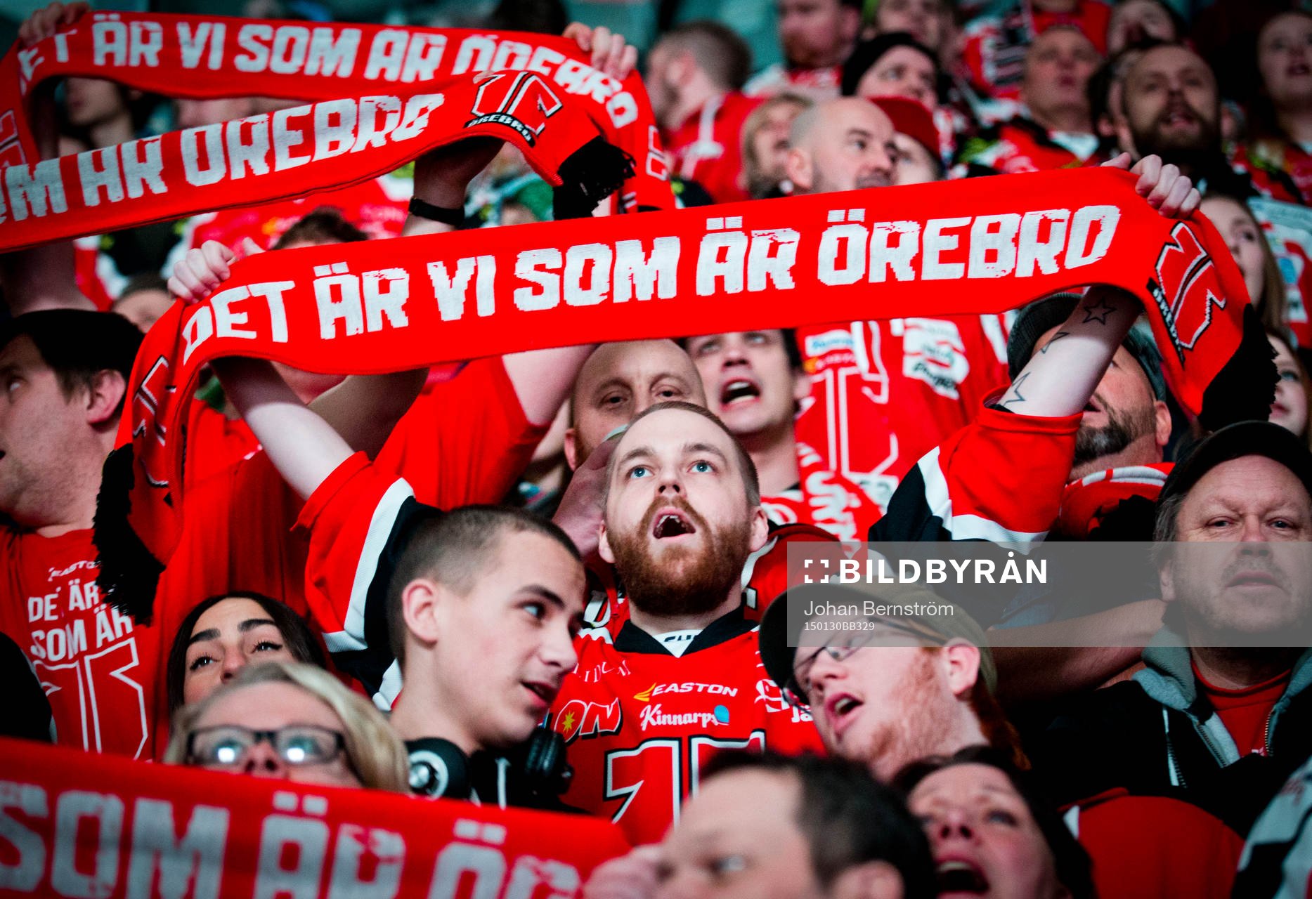 Örebro supporter med halsduk med texten Det är vi som är