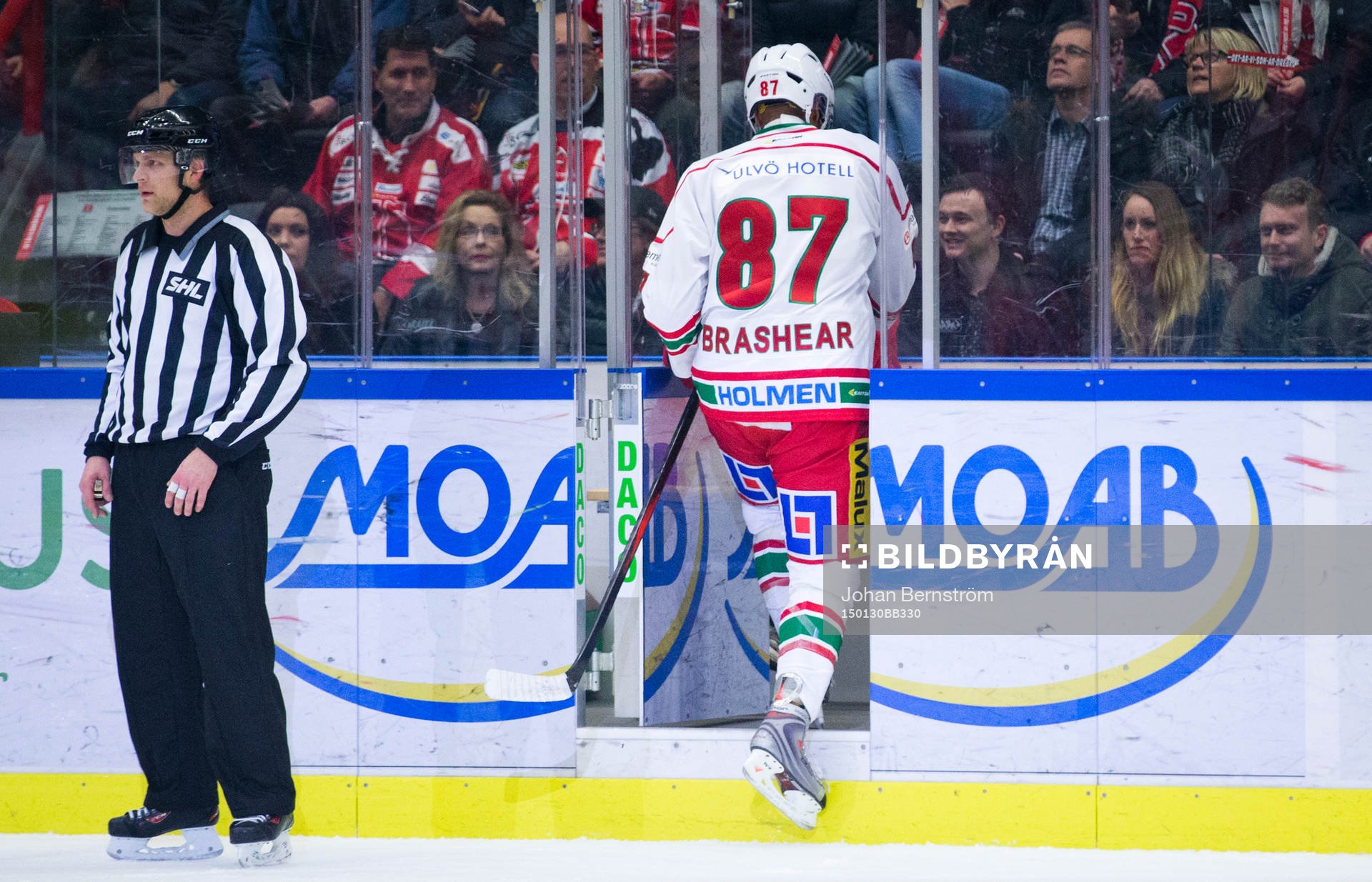 Modos Donald Brashear åker mot utvisningsbåset och deppar