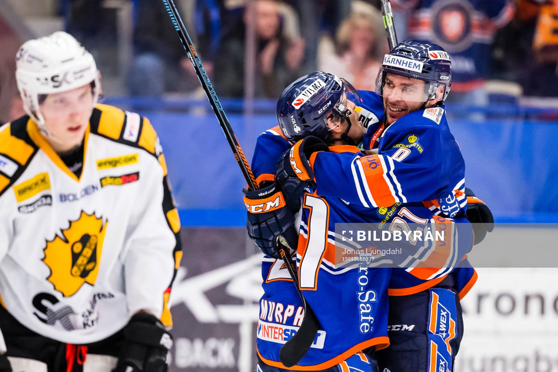 Växjös Josh Hennessy gör 2-0 målet och firas av Cory