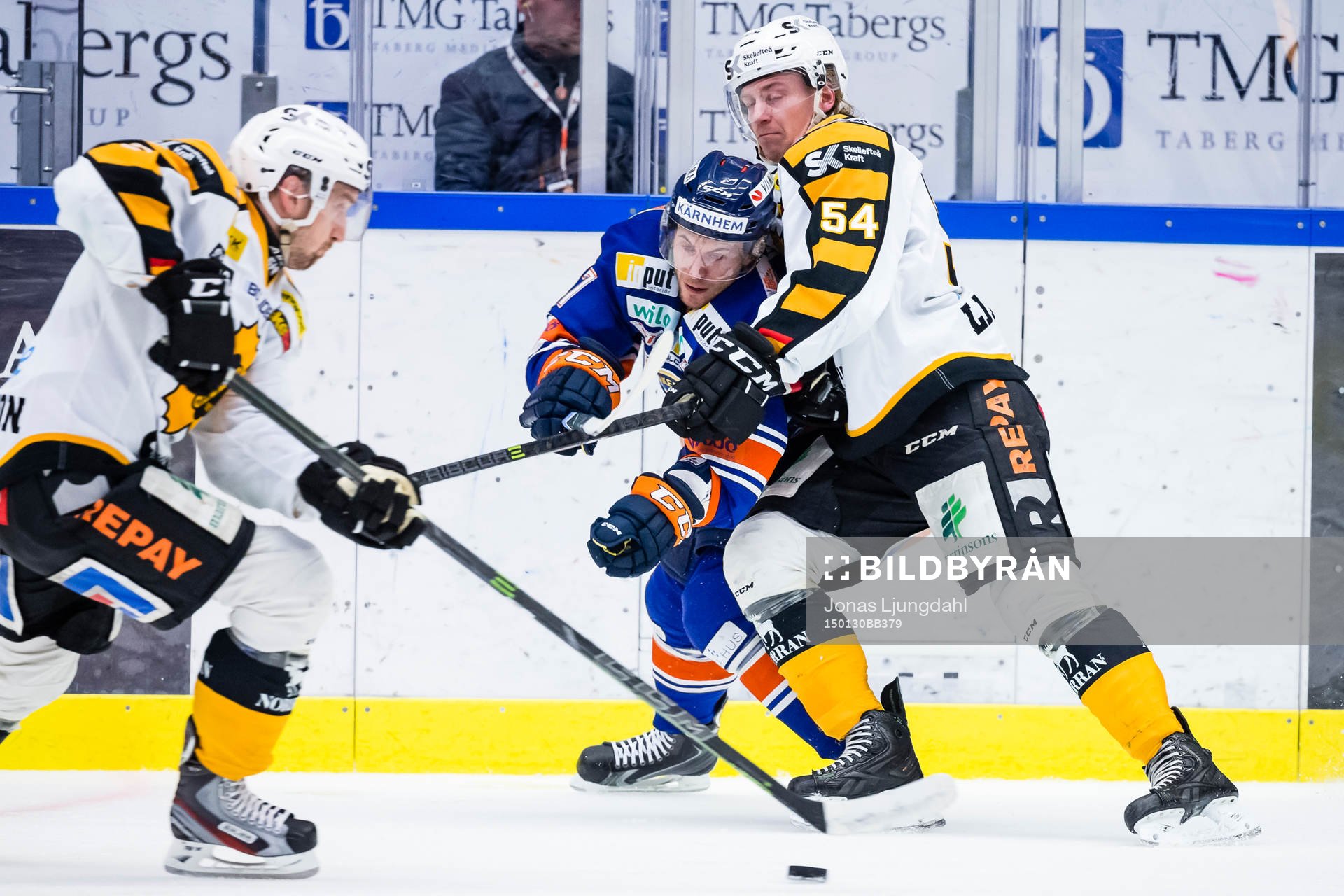 Skellefteås Anton Lindholm tacklar Växjös Jeff Tambellini