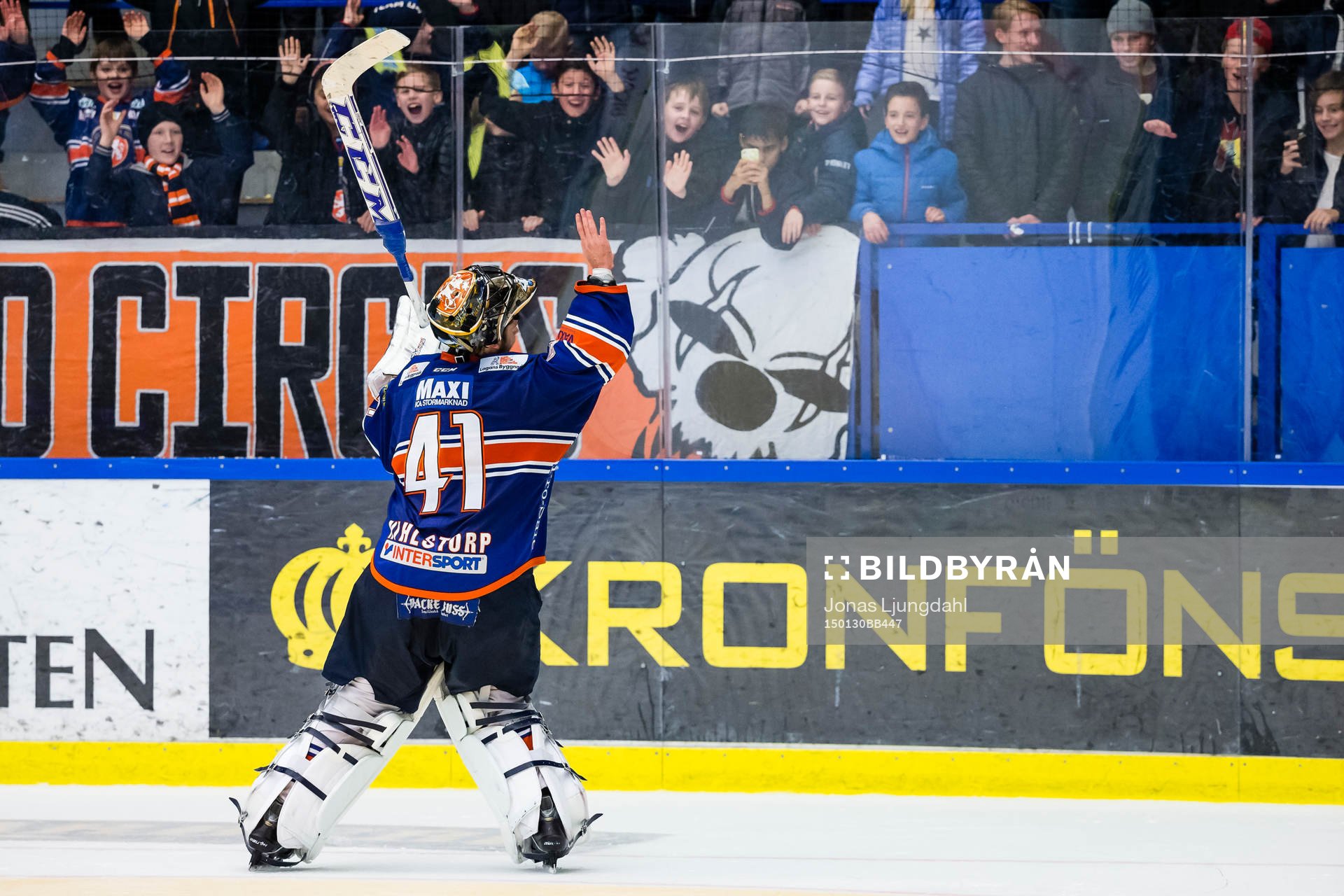 Växjös målvakt Cristopher Nihlstorp dansar framför
