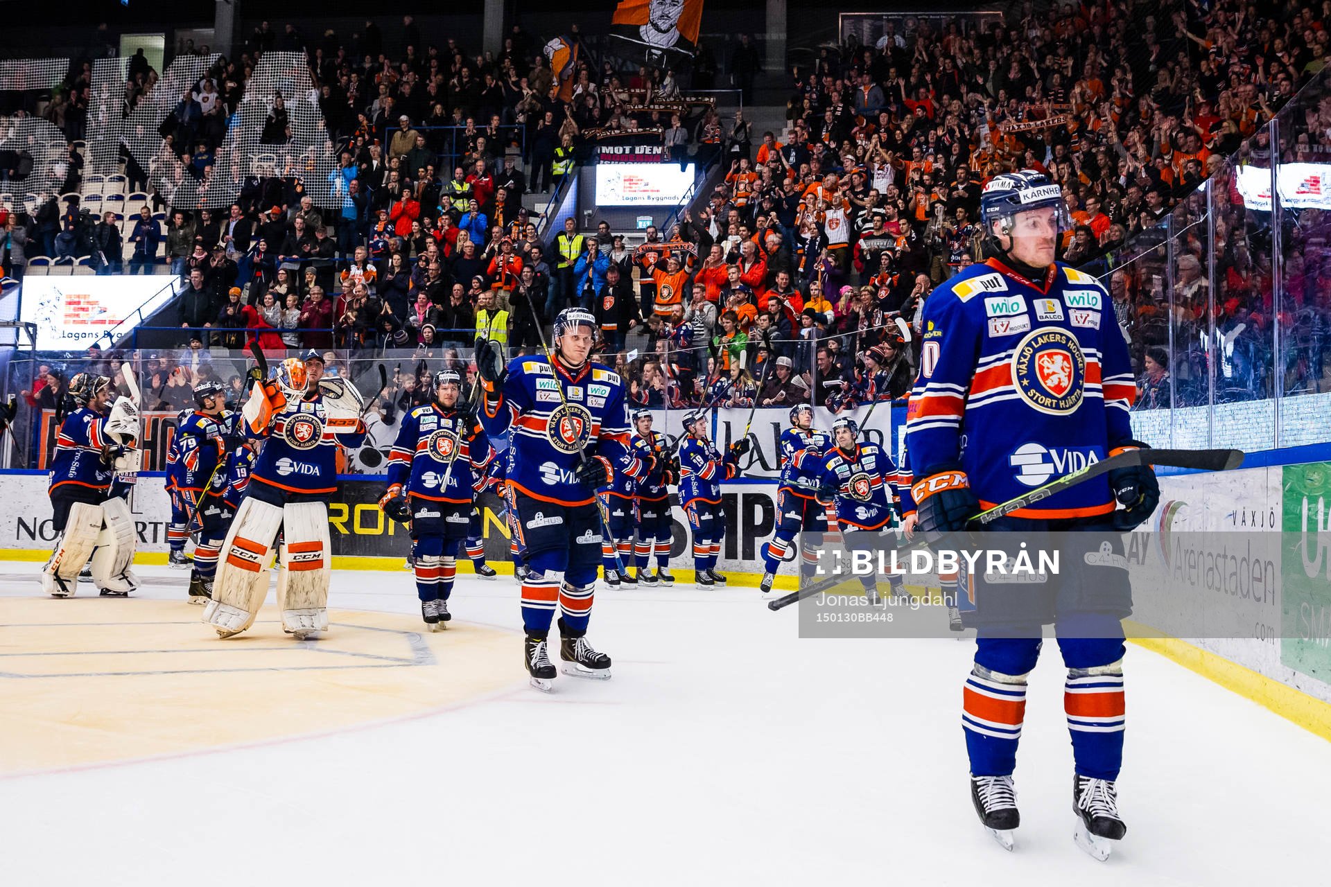 Växjös spelare firar framför fansen