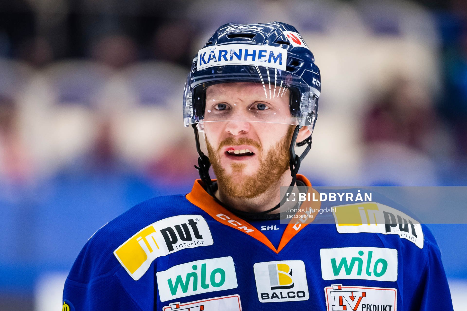 Växjös Liam Reddox får en tand utslagen