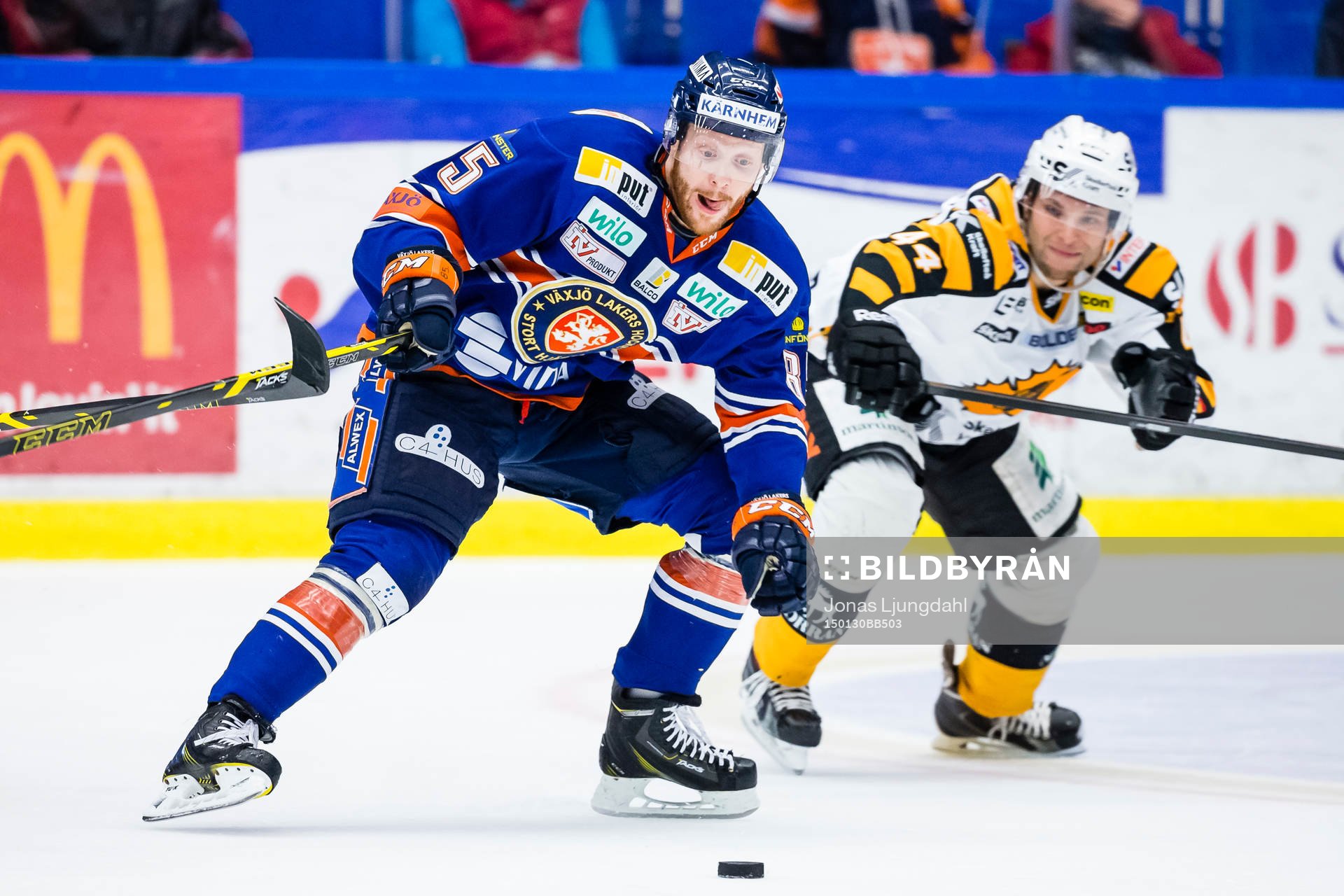 Växjös Liam Reddox jagas av Skellefteås Rob Schremp