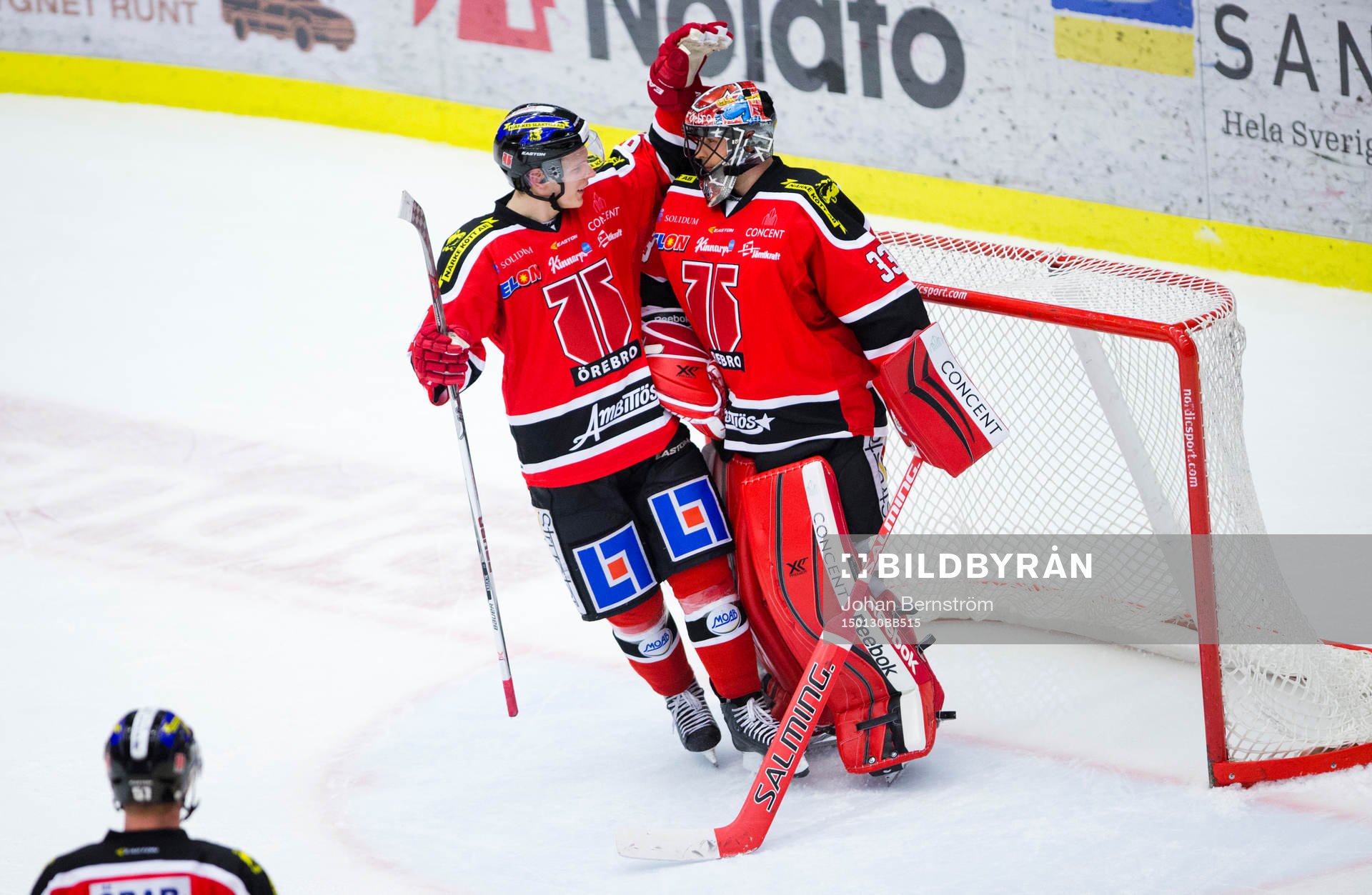 Örebros Jakub Krejcik och målvakt Julius Hudacek jublar