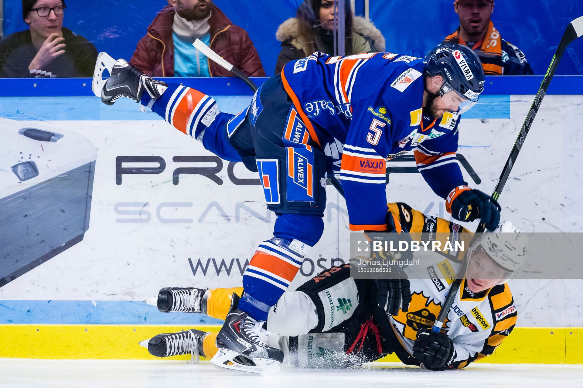 Växjös Noah Welch tacklar Skellefteås Patrik Zackrisson